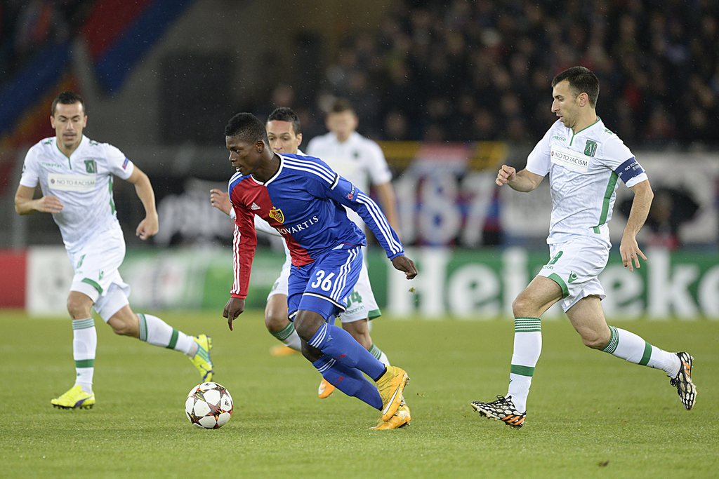 epa04476435 Basel's Breel Embolo, center, in action during an UEFA Champions League group B matchday 4 soccer match between Switzerland's FC Basel 1893 and Bulgaria's PFC Ludogorets Razgrad in the St. Jakob-Park stadium in Basel, Switzerland, on Tuesday, November 4, 2014. EPA/GEORGIOS KEFALAS