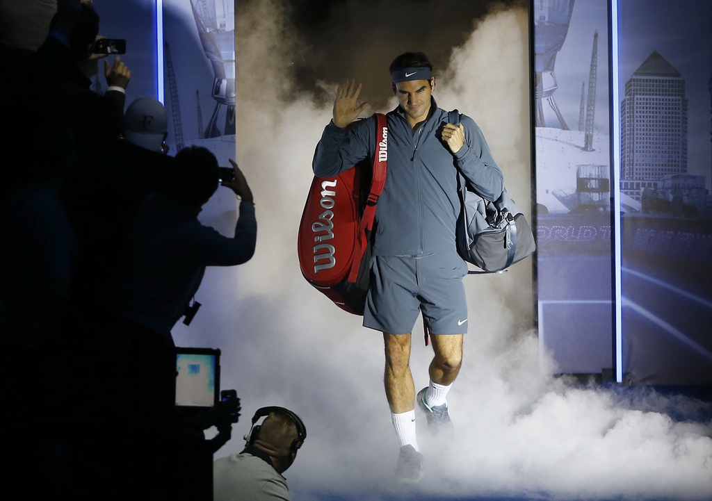 Roger Federer betritt die O2 Arena vor seinem Match gegen Novak Djokovic. In London könnte er zurück auf die Position 1 gelangen.
