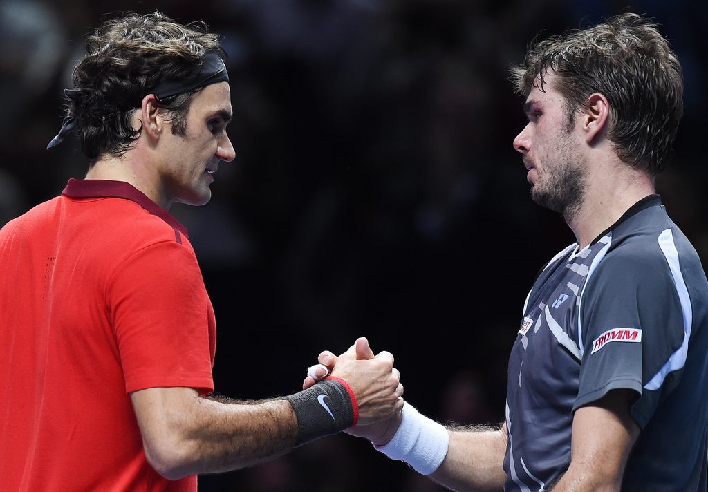 epa04491549 Switzerland's Roger Federer (L) shakes hands with compatriot Stanislas Wawrinka following his three set win during the ATP World Tour Finals semi-final match at the O2 Arena in London, Britain, 15 November 2014. EPA/ANDY RAIN