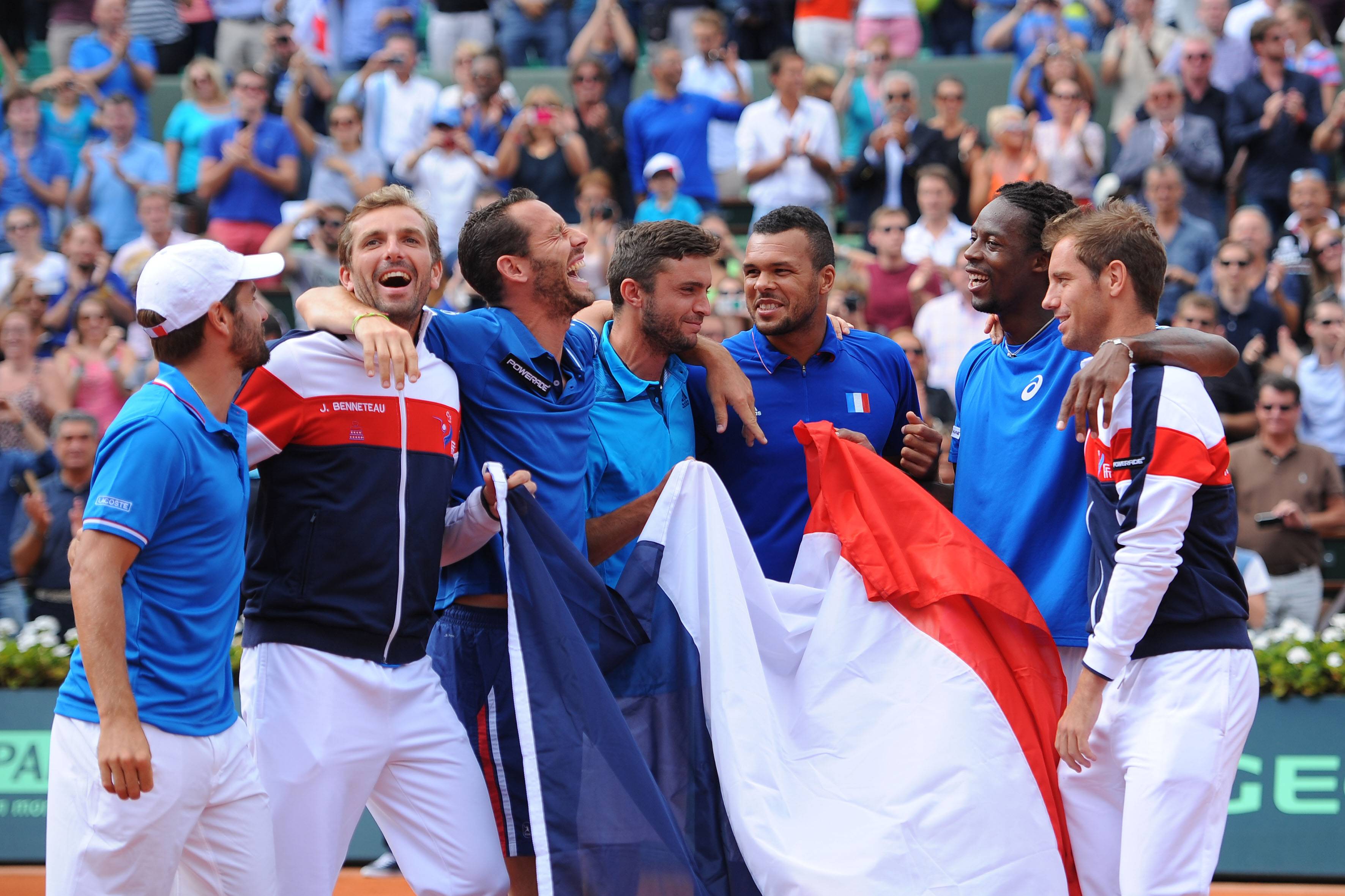 Das französische Team – angeführt von Gael Monfils (Zweiter von rechts) und Jo-Wilfried Tsonga (Mitte) – beim Halbfinal-Sieg gegen Tschechien.