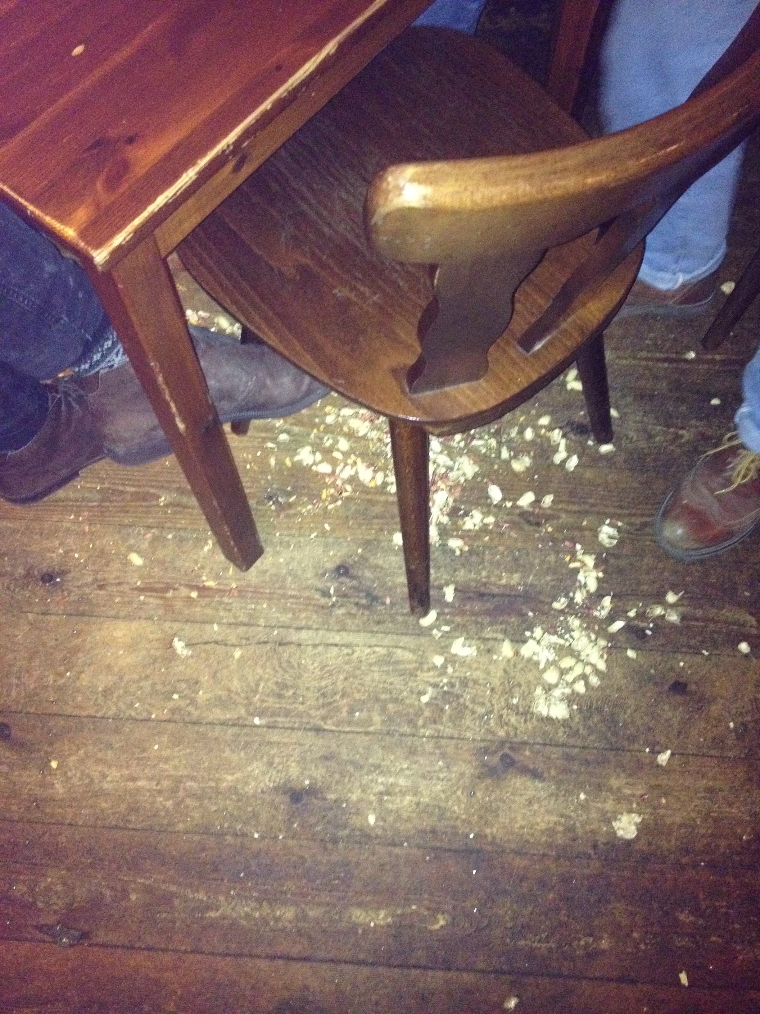 Im Bier Café take one ist es erwünscht, die Erdnussschale auf den Boden fallen zu lassen.