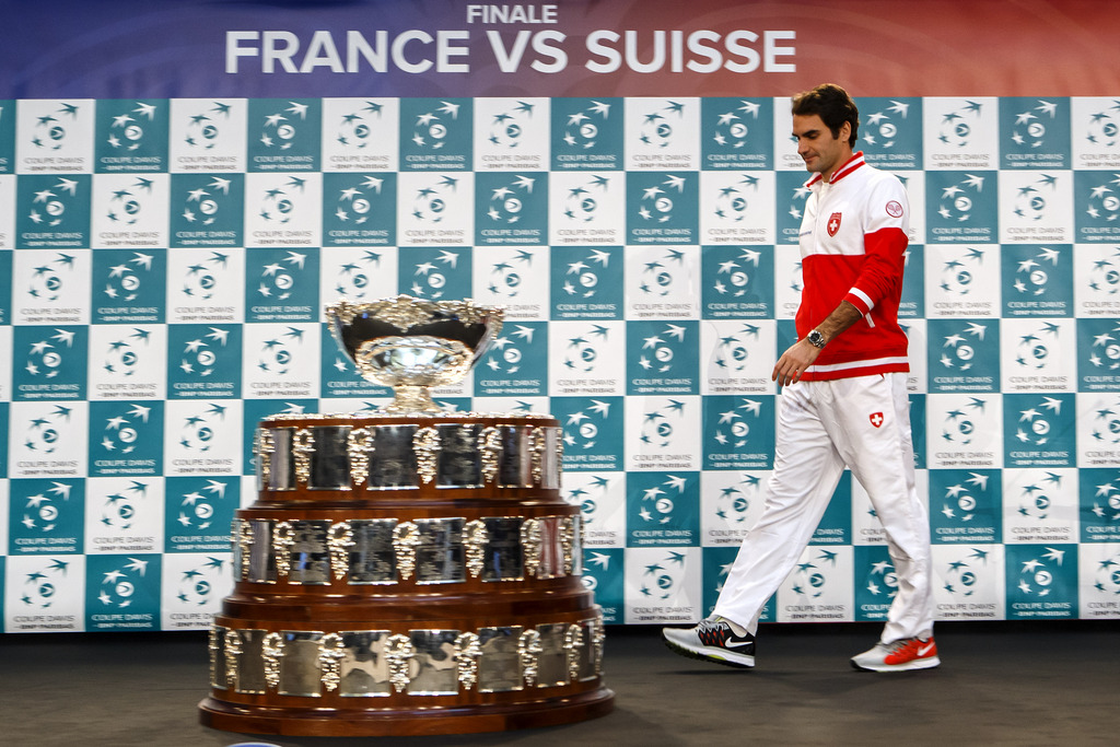 Roger Federer, of Switzerland, passes near the trophy for the photographers after the drawing for the Davis Cup Final, prior the Davis Cup Final match between France and Switzerland, in Lille, France, Thursday, November 20, 2014. The Davis Cup World Group Final France vs Switzerland will take place from 21 to November 23. (KEYSTONE/Salvatore Di Nolfi)