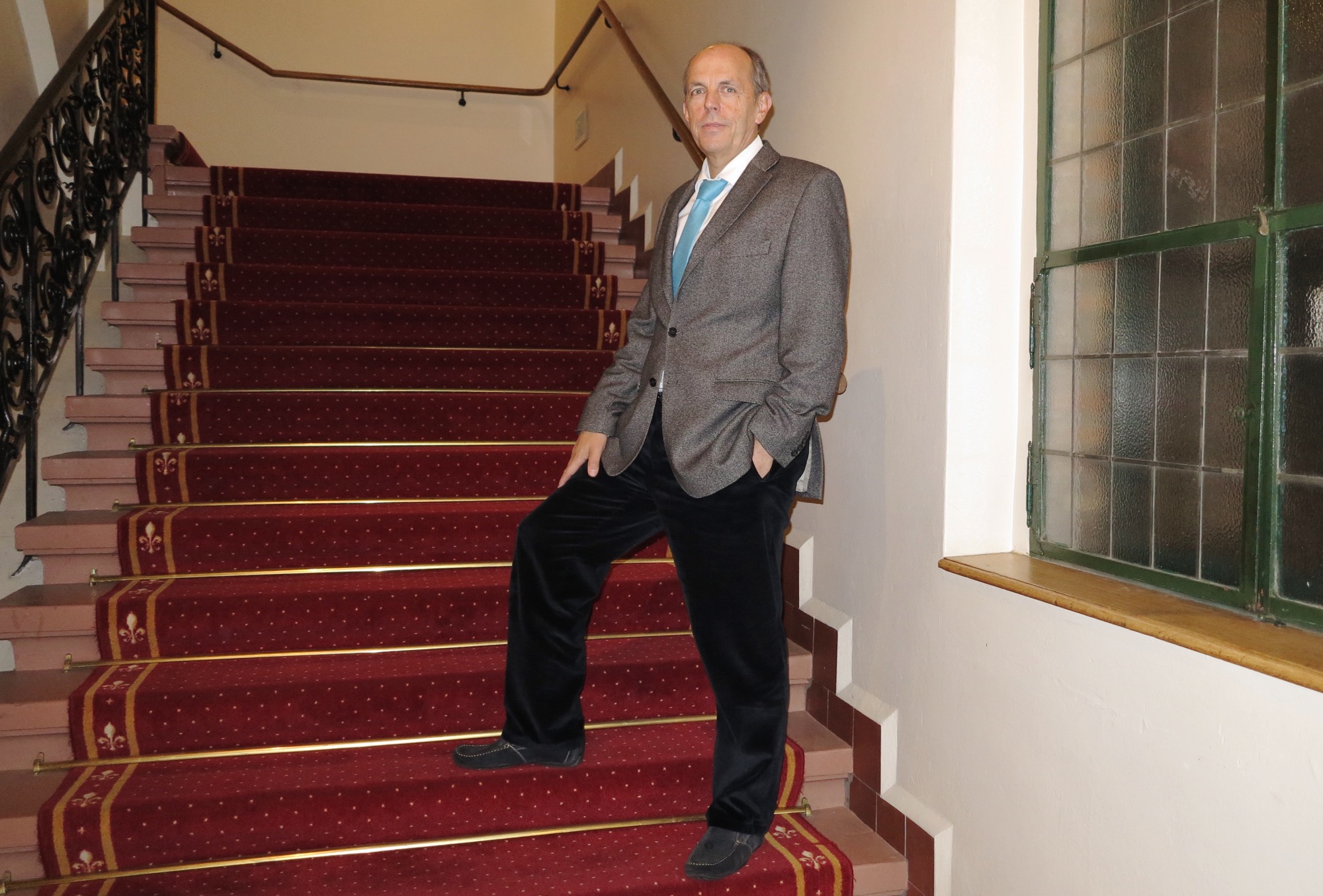 Über diese Treppe werden sie gehen: Hans-Peter Fontana, Wirt des Restaurants Safran-Zunft, erwartet zum Gala-Diner der OSZE-Ministerratskonferenz illustre und sicherheitstechnisch heikle Gäste.