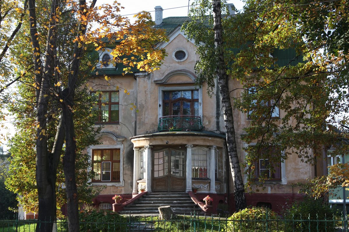 Eine Villa am Prospekt Pobedy. Entlang der alten Alleen sind besonders viele Prachtbauten erhalten. Amalien eine Stadtteil im alten Königsberg, heute Kaliningrad.