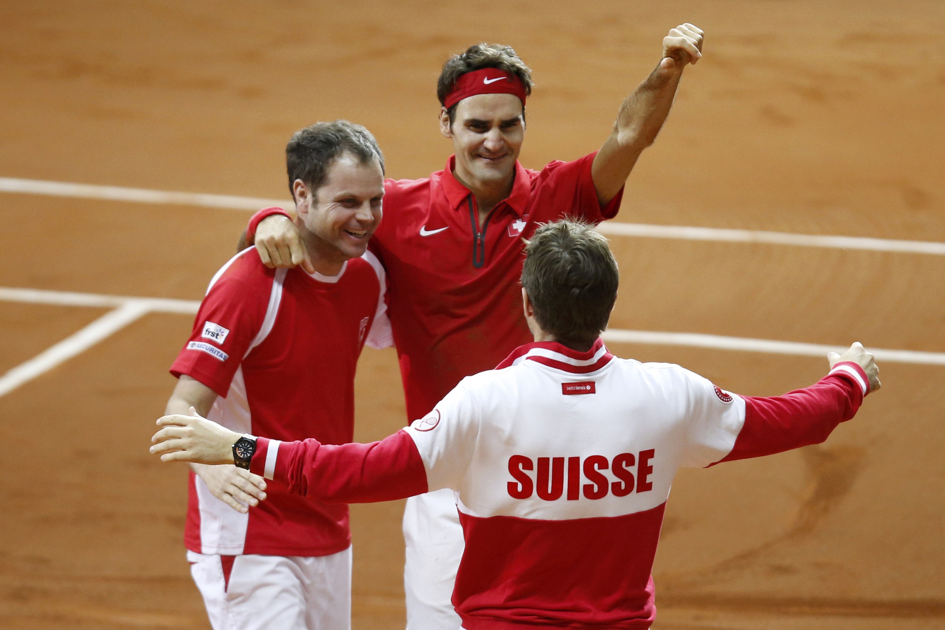 Das Schweizer Team um Roger Federer feiert den Sieg des Davis Cup. Es ist der erste Weltmeistertitel den die Schweiz je errungen hat.