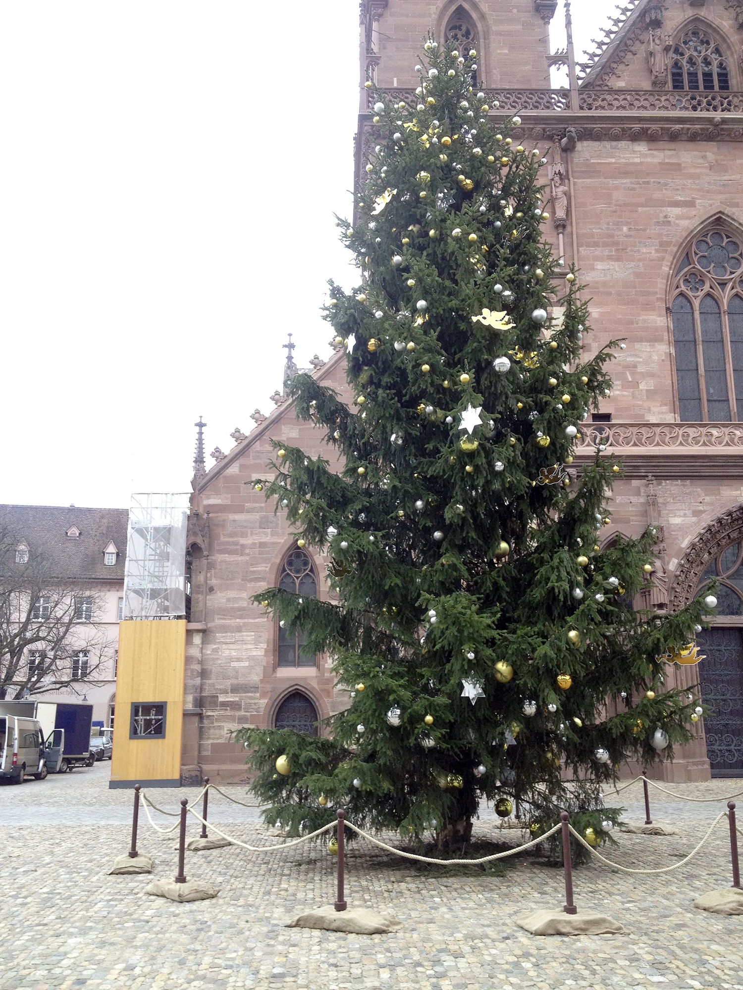 Der Weihnachtsbaum steht bereits – er wurde von Johann Wanner dekoriert.
