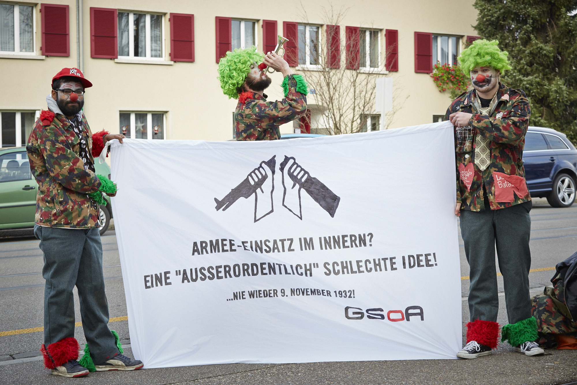 Diese GsoA-Clowns demonstrieren gegen den Militäreinsatz und die polizeilichen Sperrzonen zugunsten der OSZE.