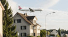 Ein Flugzeug fliegt im August 2014 ueber ein Wohngebiet in Kloten. Der Flughafen Zuerich Kloten befindet sich in unmittelbare