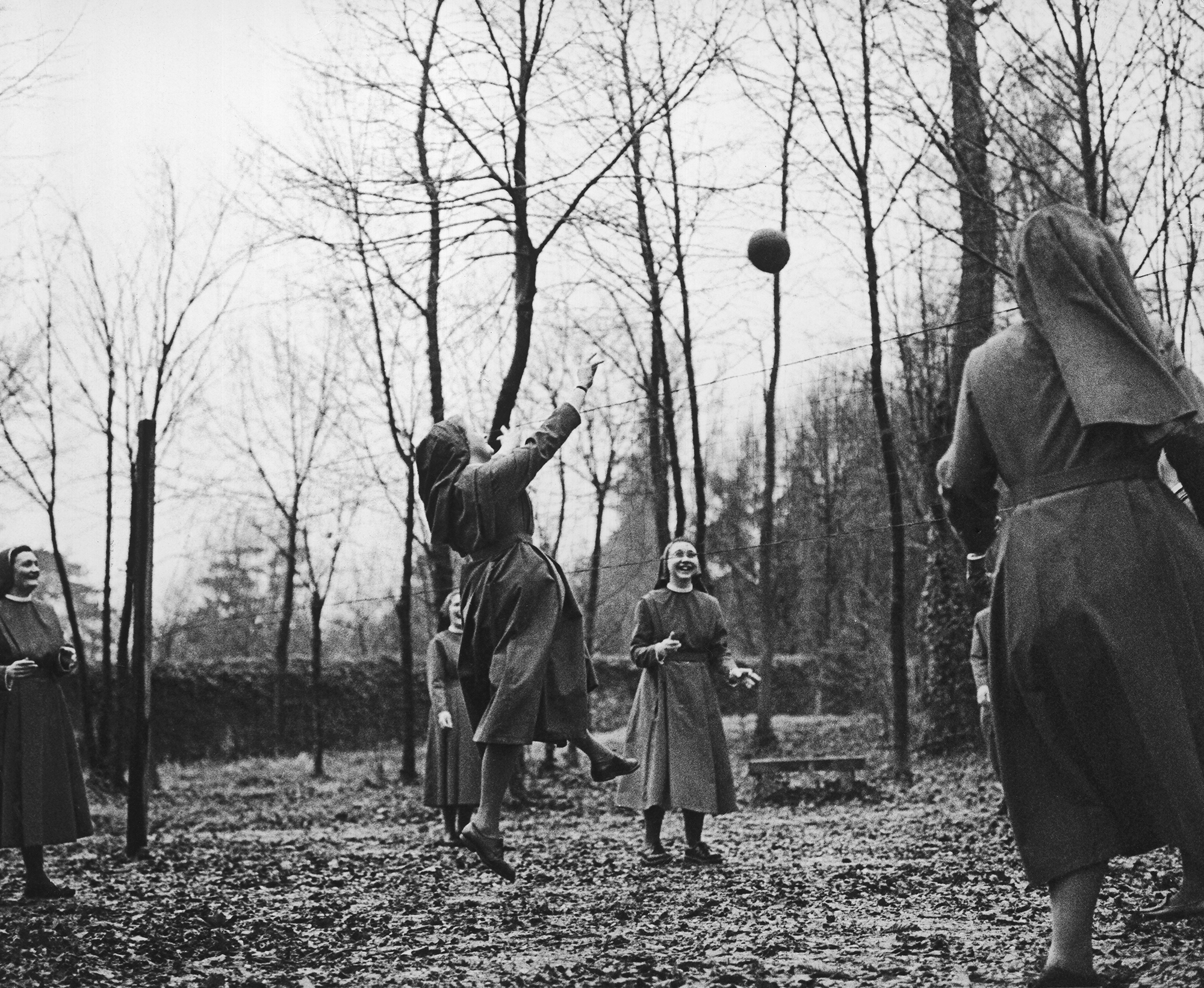 Darin kann frau sogar Volleyball spielen. Nonnen tragen die neue «einfache und bescheidene» Tracht, die nach dem Zweiten Vatikanischen Konzil eingeführt wurde.