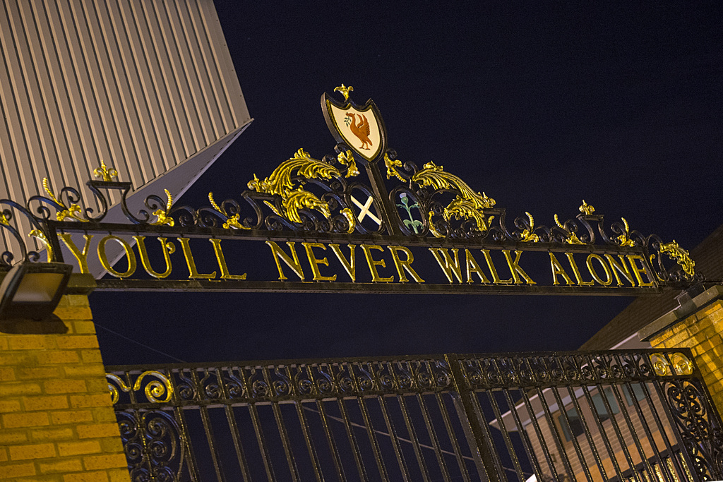 Der Eingang zum Stadion Liverpools an der Anfield Road. Mit dem Claim, der hier an der Westküste Englands die Welt bedeutet.