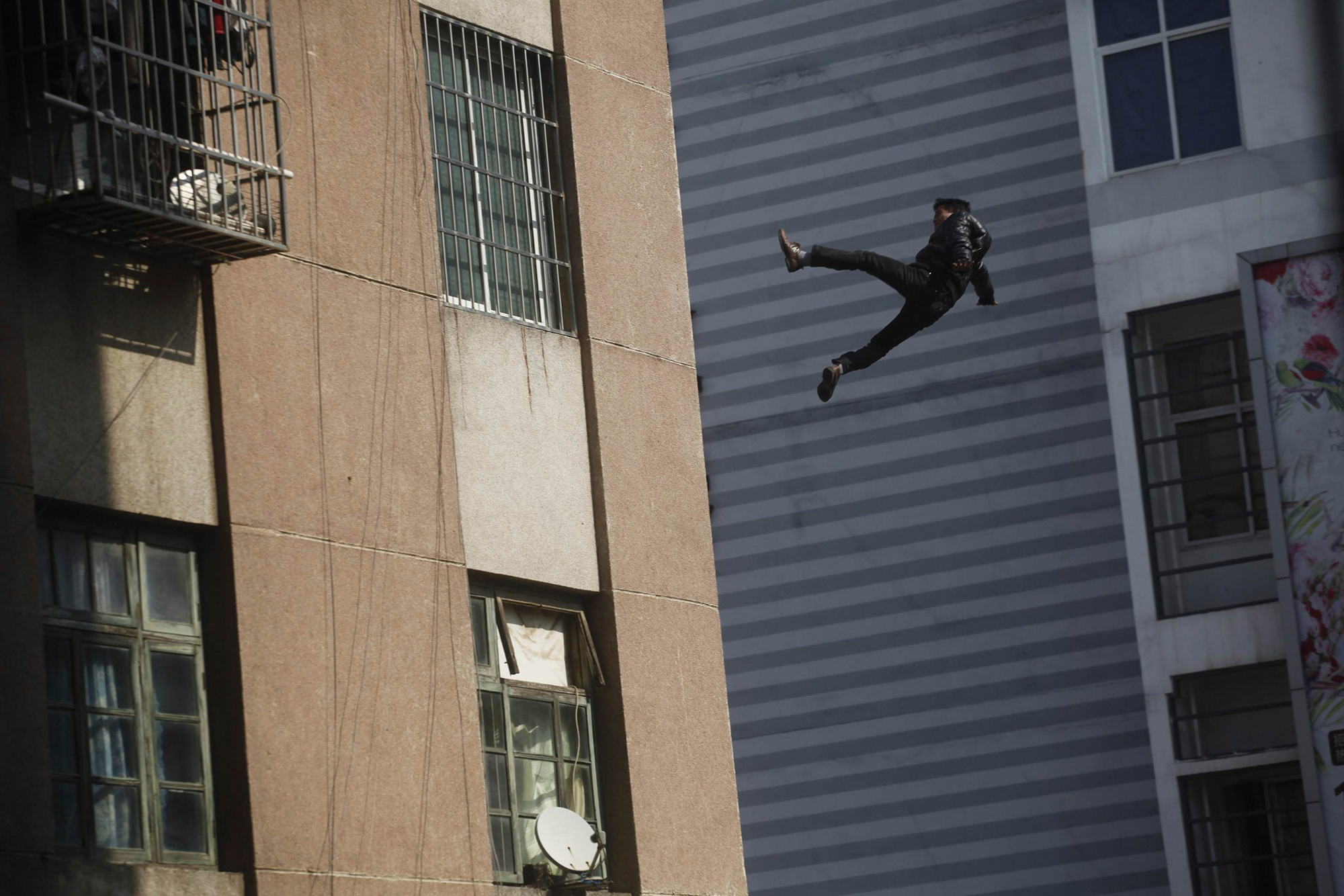 Мужчина 15 этаж. Падение с крыши. Падающий человек. Человек прыгает с крыши.
