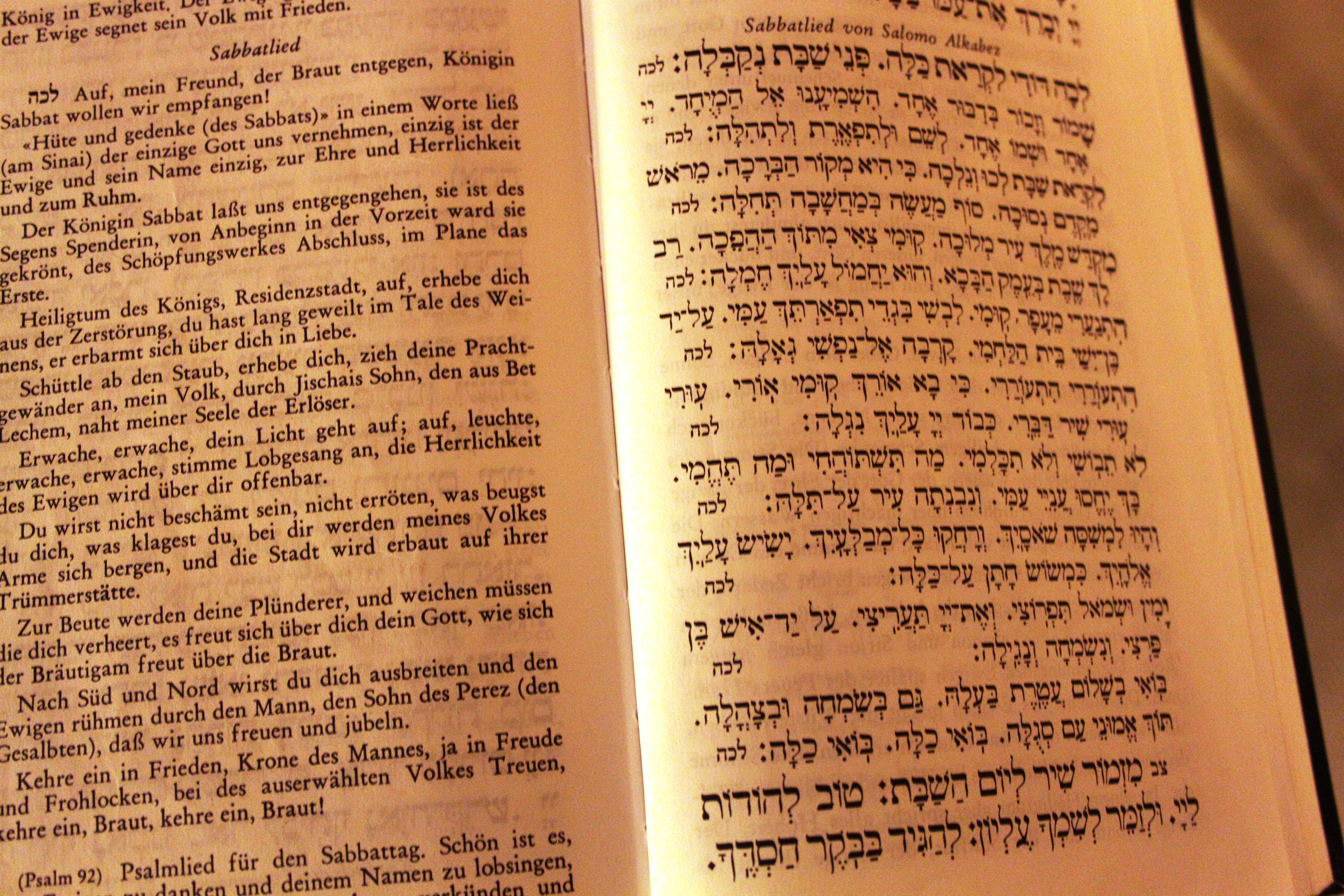 Etwas verwirrend: die Gesangbücher. Eine Hälfte ist auf Hebräisch, die andere auf Deutsch gedruckt.