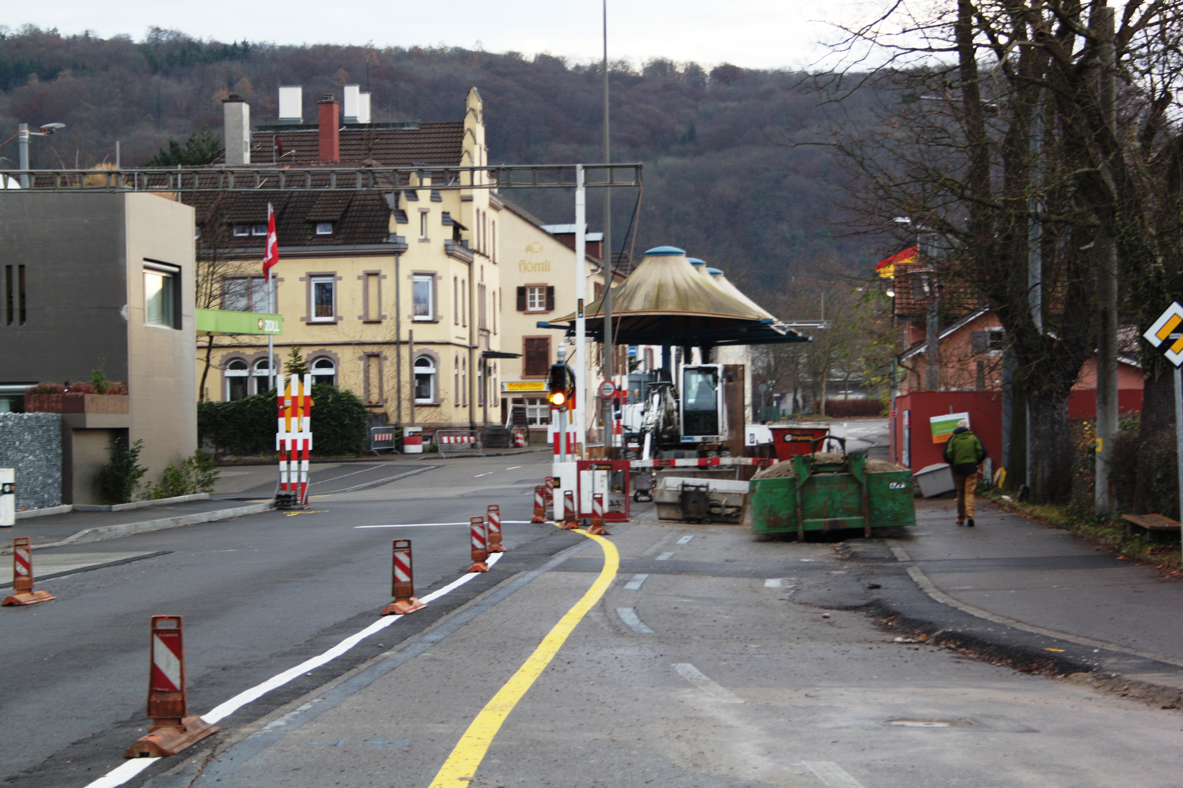 Momentan einspurig: Bis zur Fertigstellung der Baustelle an der Grenzacherstrasse bis zum deutschen Zoll wird es bis Ende Juli 2015 dauern.
