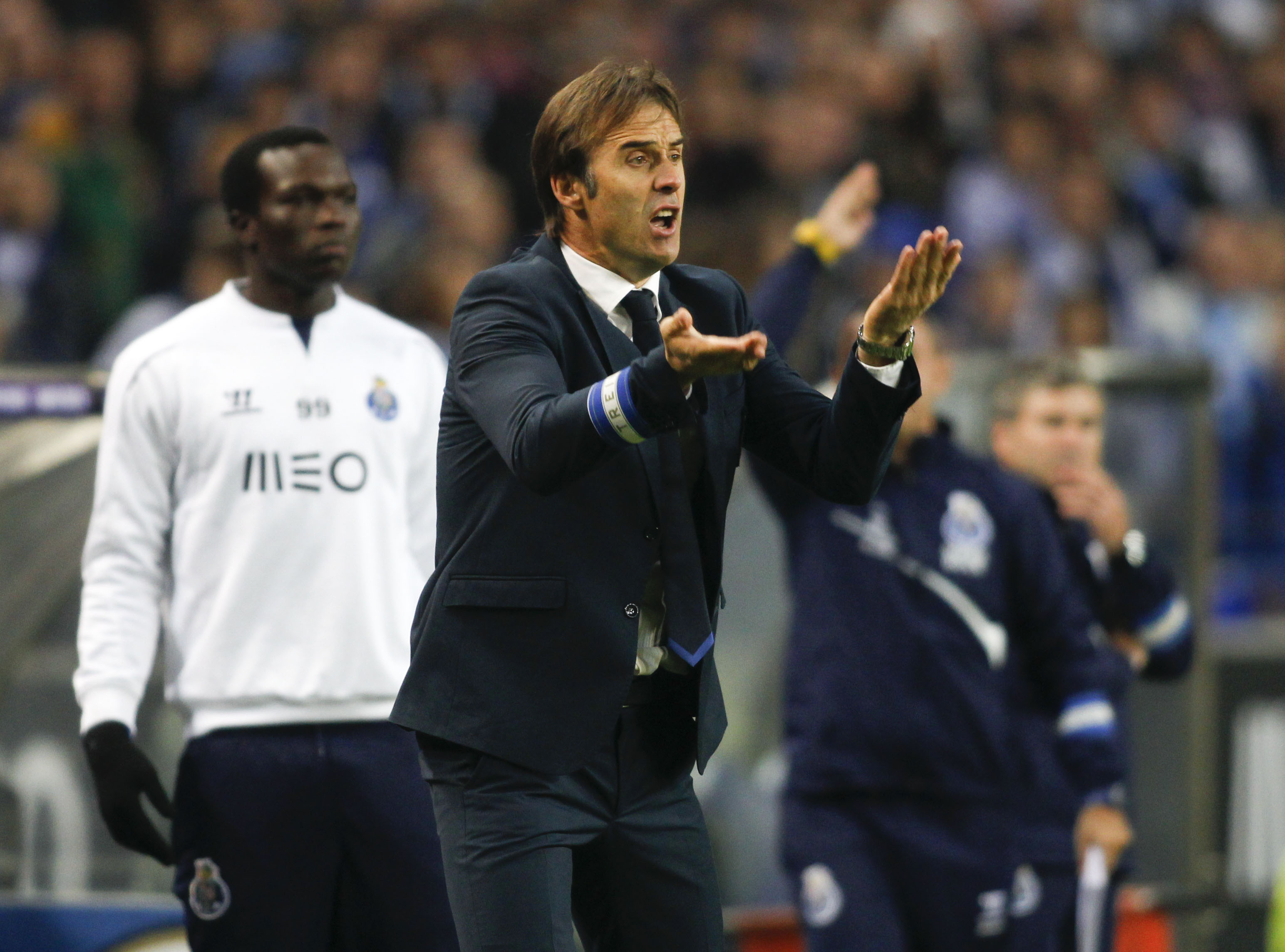 Porto's coach Julen Lopetegui reacts during their Portuguese Premier League soccer match against Benfica at Dragao stadium in Porto December 14, 2014. REUTERS/Miguel Vidal (PORTUGAL - Tags: SPORT SOCCER)