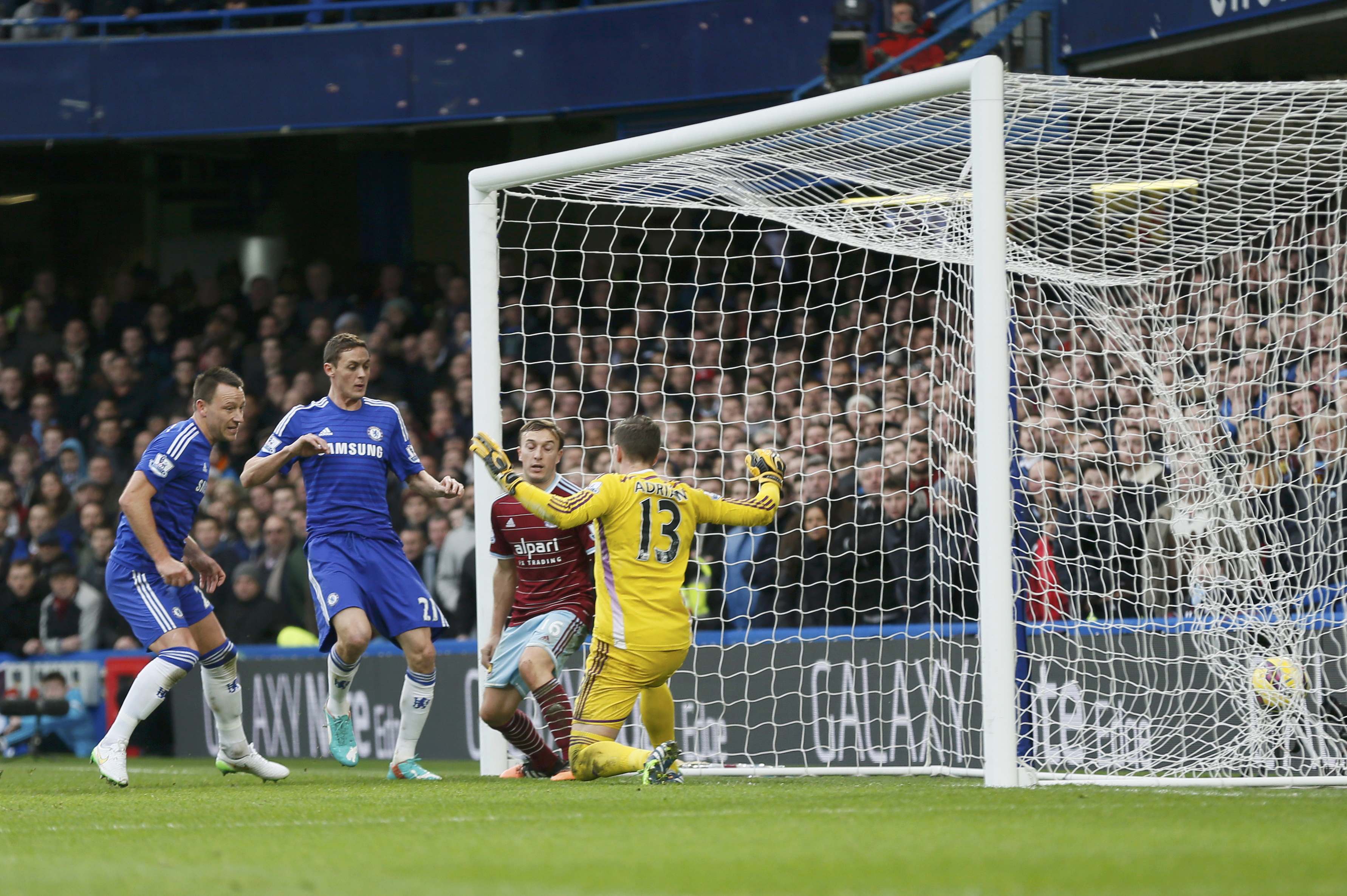 Chelsea's John Terry (L) scores a goal against West Ham United during their English Premier League soccer match at Stamford Bridge in London, December 26, 2014. REUTERS/Stefan Wermuth (BRITAIN - Tags: SOCCER SPORT) FOR EDITORIAL USE ONLY. NOT FOR SALE FOR MARKETING OR ADVERTISING CAMPAIGNS. EDITORIAL USE ONLY. NO USE WITH UNAUTHORIZED AUDIO, VIDEO, DATA, FIXTURE LISTS, CLUB/LEAGUE LOGOS OR 'LIVE' SERVICES. ONLINE IN-MATCH USE LIMITED TO 45 IMAGES, NO VIDEO EMULATION. NO USE IN BETTING, GAMES OR SINGLE CLUB/LEAGUE/PLAYER PUBLICATIONS.