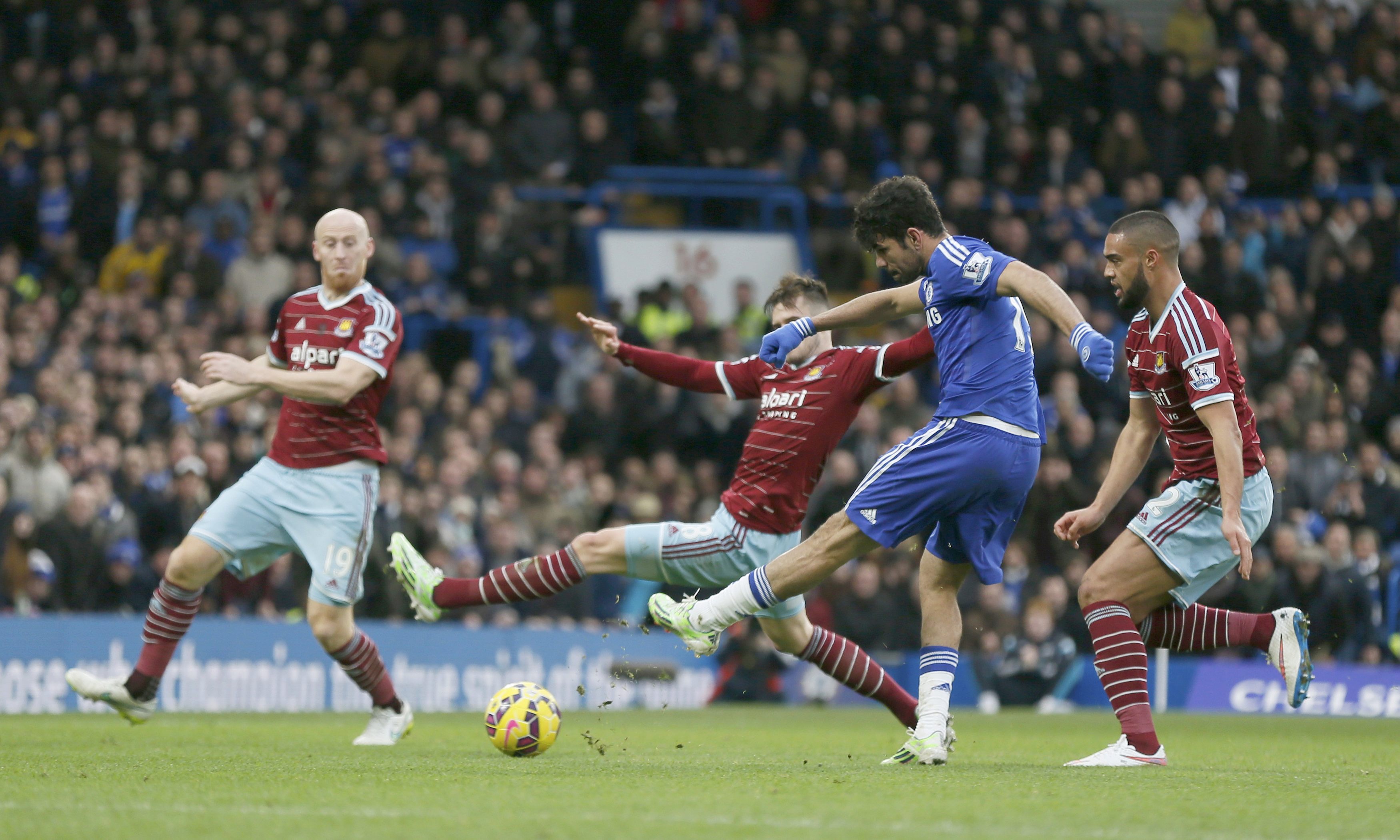 Chelsea's Diego Costa (2nd R) shoots to score a goal against West Ham United during their English Premier League soccer match at Stamford Bridge in London, December 26, 2014. REUTERS/Stefan Wermuth (BRITAIN - Tags: SOCCER SPORT TPX IMAGES OF THE DAY) FOR EDITORIAL USE ONLY. NOT FOR SALE FOR MARKETING OR ADVERTISING CAMPAIGNS. EDITORIAL USE ONLY. NO USE WITH UNAUTHORIZED AUDIO, VIDEO, DATA, FIXTURE LISTS, CLUB/LEAGUE LOGOS OR 'LIVE' SERVICES. ONLINE IN-MATCH USE LIMITED TO 45 IMAGES, NO VIDEO EMULATION. NO USE IN BETTING, GAMES OR SINGLE CLUB/LEAGUE/PLAYER PUBLICATIONS.