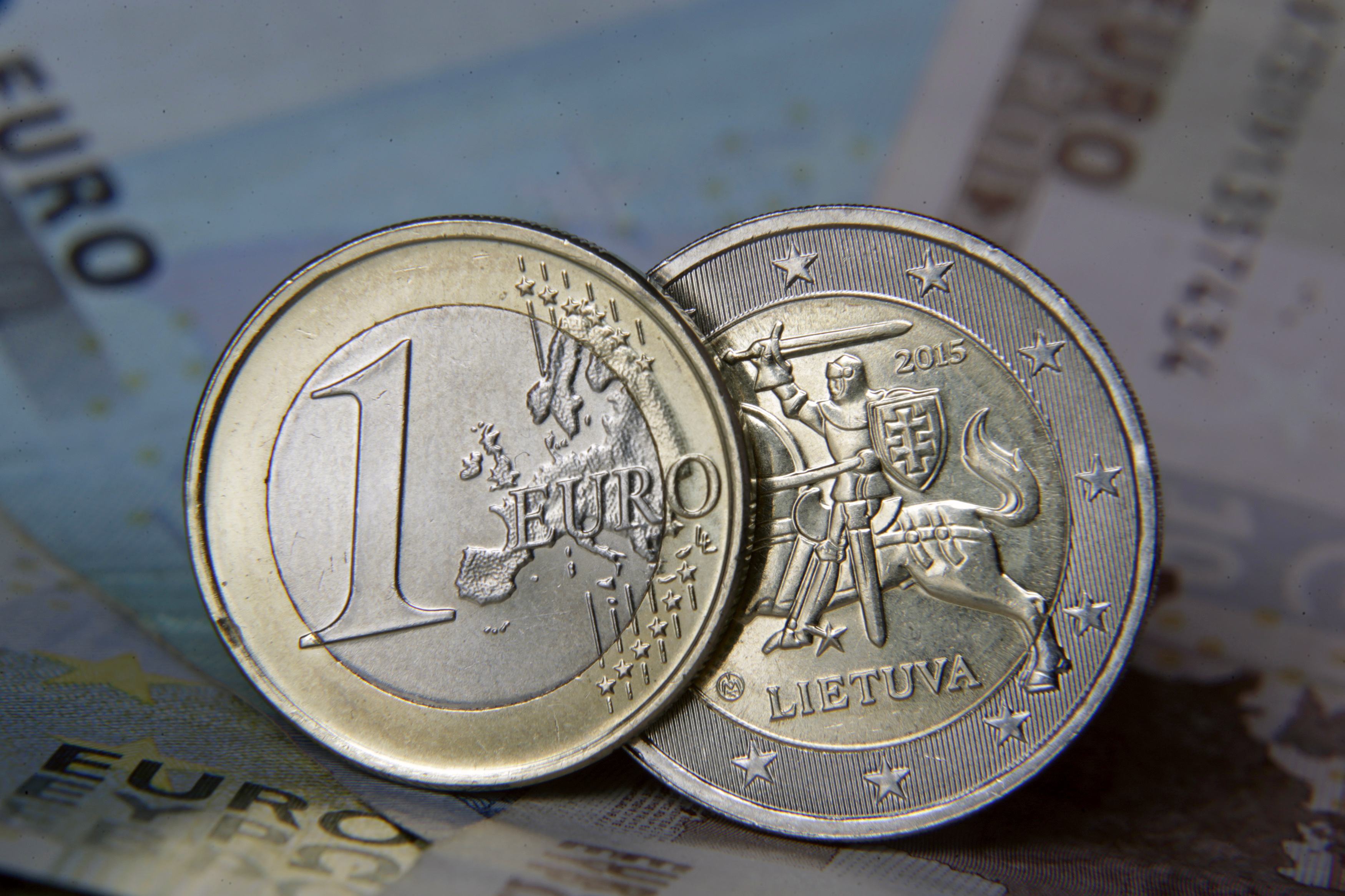 Lithuanian Euro coins with Euro banknotes in the background are seen in this photo illustration taken in Riga on December 4, 2014. Lithuania will join Euro zone on January 1, 2015. REUTERS/Ints Kalnins (LATVIA - Tags: BUSINESS)
