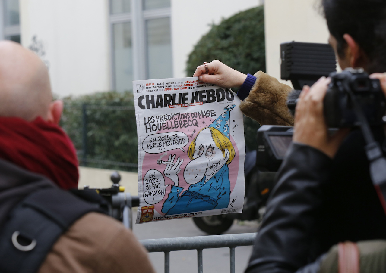 Cover der jüngsten Ausgabe von «Charlie Hebdo», die den umstrittenen neuen Roman «Unterwerfung» von Michel Houellebecq thematisiert. Der Autor zeichnet in seinem Buch das Szenario einer Islamisierung Frankreichs unter einem muslimischen Präsidenten.