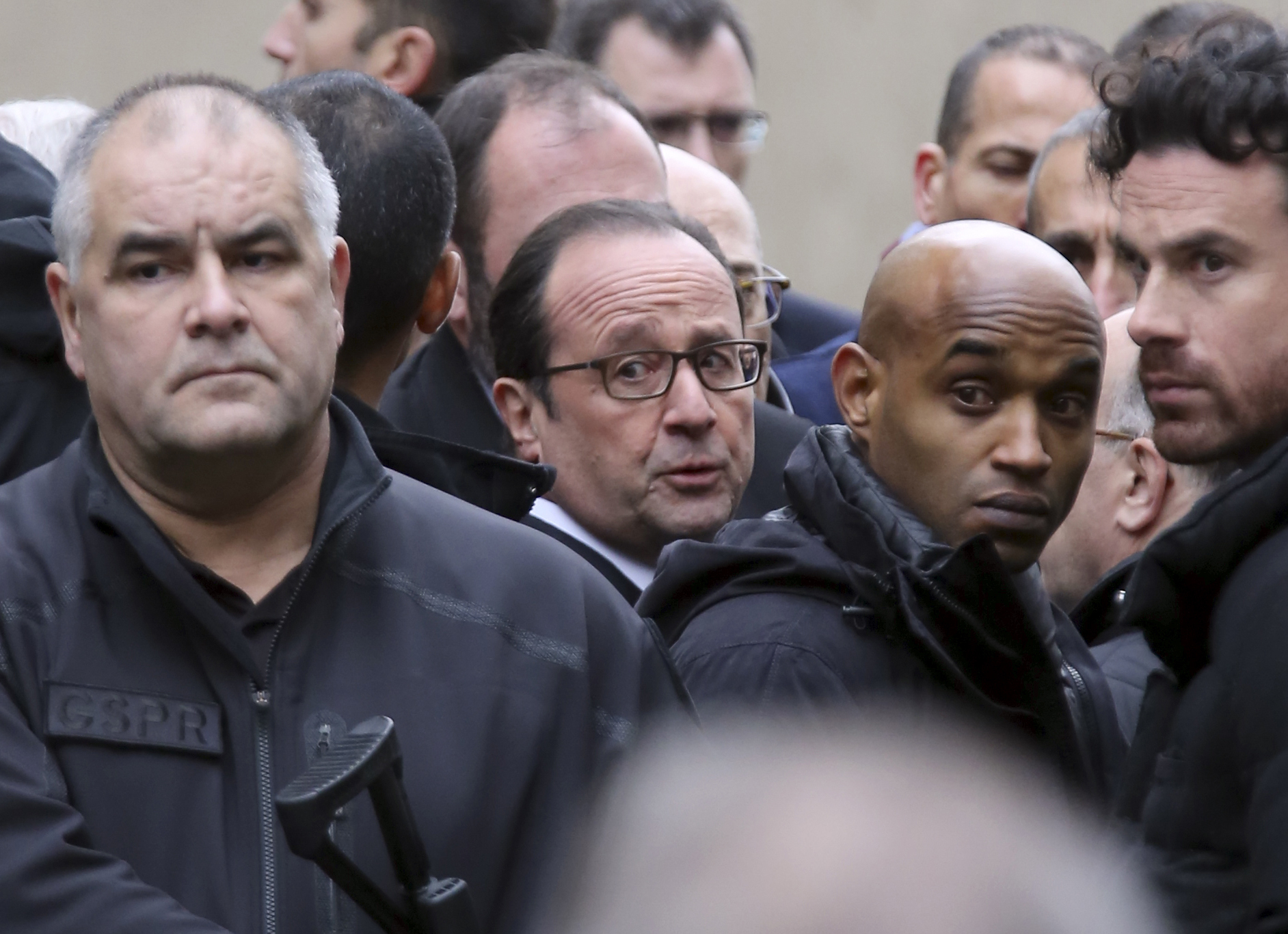 Staatschef François Hollande besuchte nur gut eine Stunde später den Tatort und sprach in einem improvisierten Auftritt von einer «aussergewöhnlichen Barbarei».