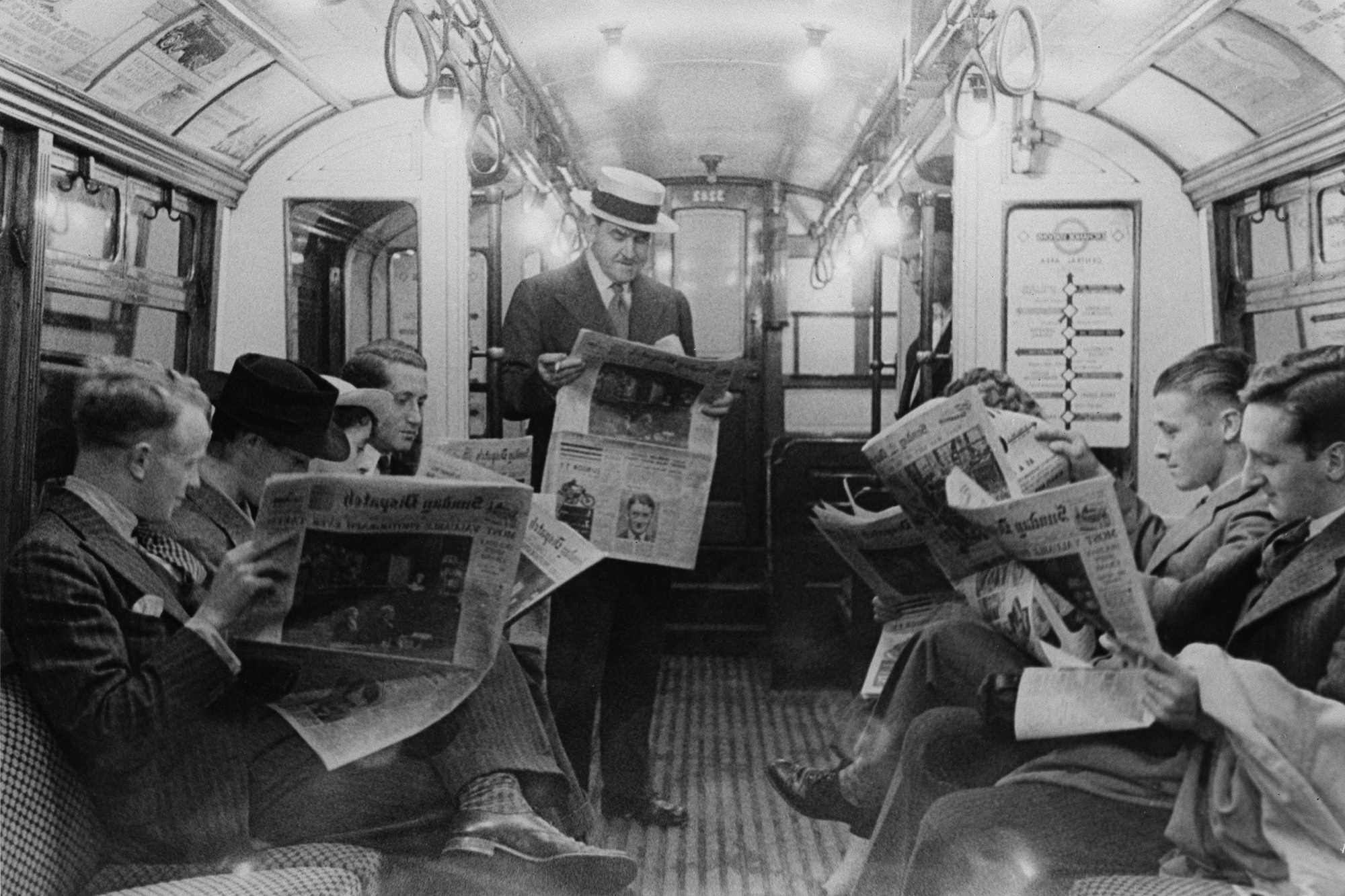 Engländer lesen in der U-Bahn den «Sunday Dispatch» mit einer Fotografie auf der Front vom obersten Gerichtshof, das ebenfalls von Salomon fotografiert wurde.