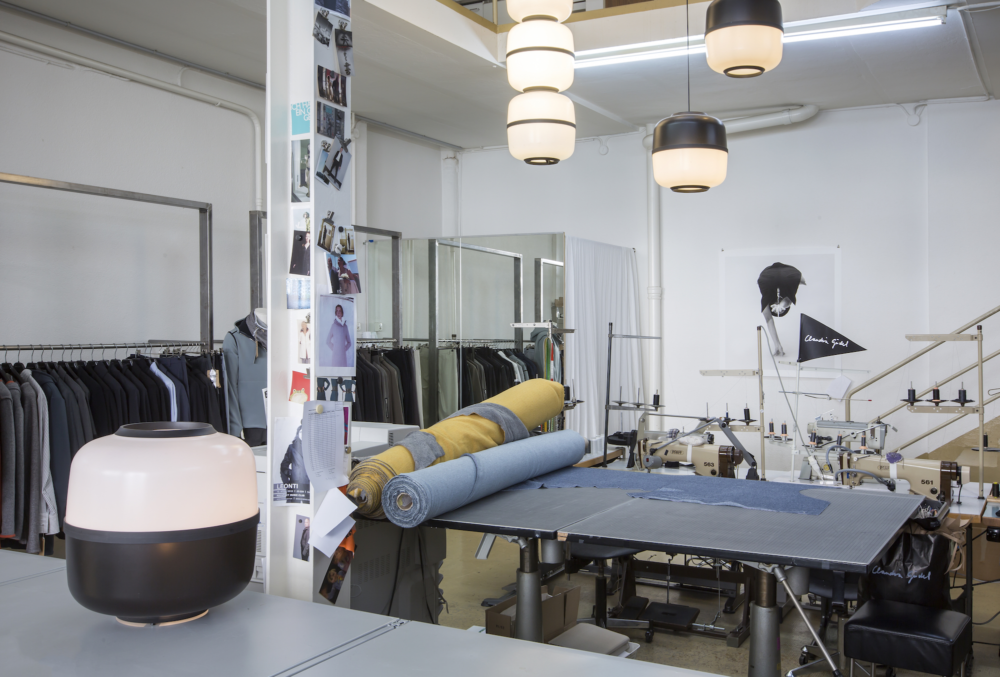 Im Atelier von Designerin Claudia Güdel, die ihren Laden am Spalenberg hat, herrscht eine Mischung aus Zen-Mode und kreativer Unordnung.