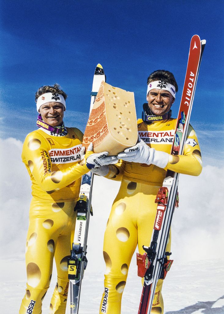 Die Schweizer Ski-Cracks Paul Accola (links) und Franz Heinzer bei der Präsentation der neuen Dresses im Käse-Look (aufgenommen am 28. September 1992). 