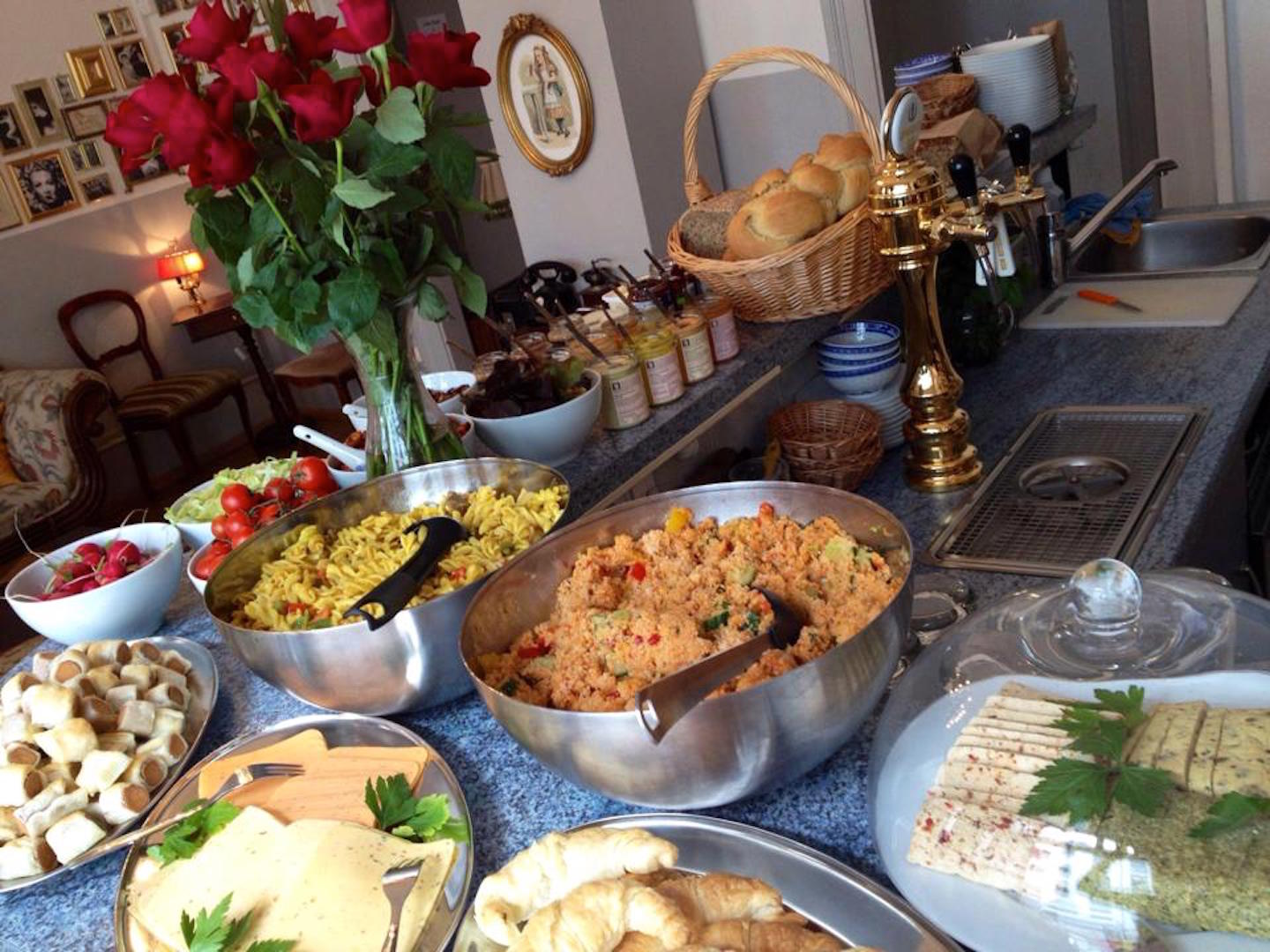 Viel Gemüse, Fleischersatz, herzhafte Aufstriche und Salate stehen für die Gäste im Café Salon am Sonntag bereit.