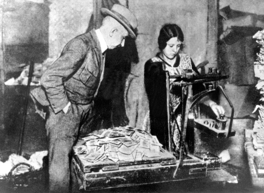 Die Hyperinflation Anfang der 1920er-Jahre führte in Deutschland dazu, dass Geldscheine nach dem Gewicht bewertet wurden.