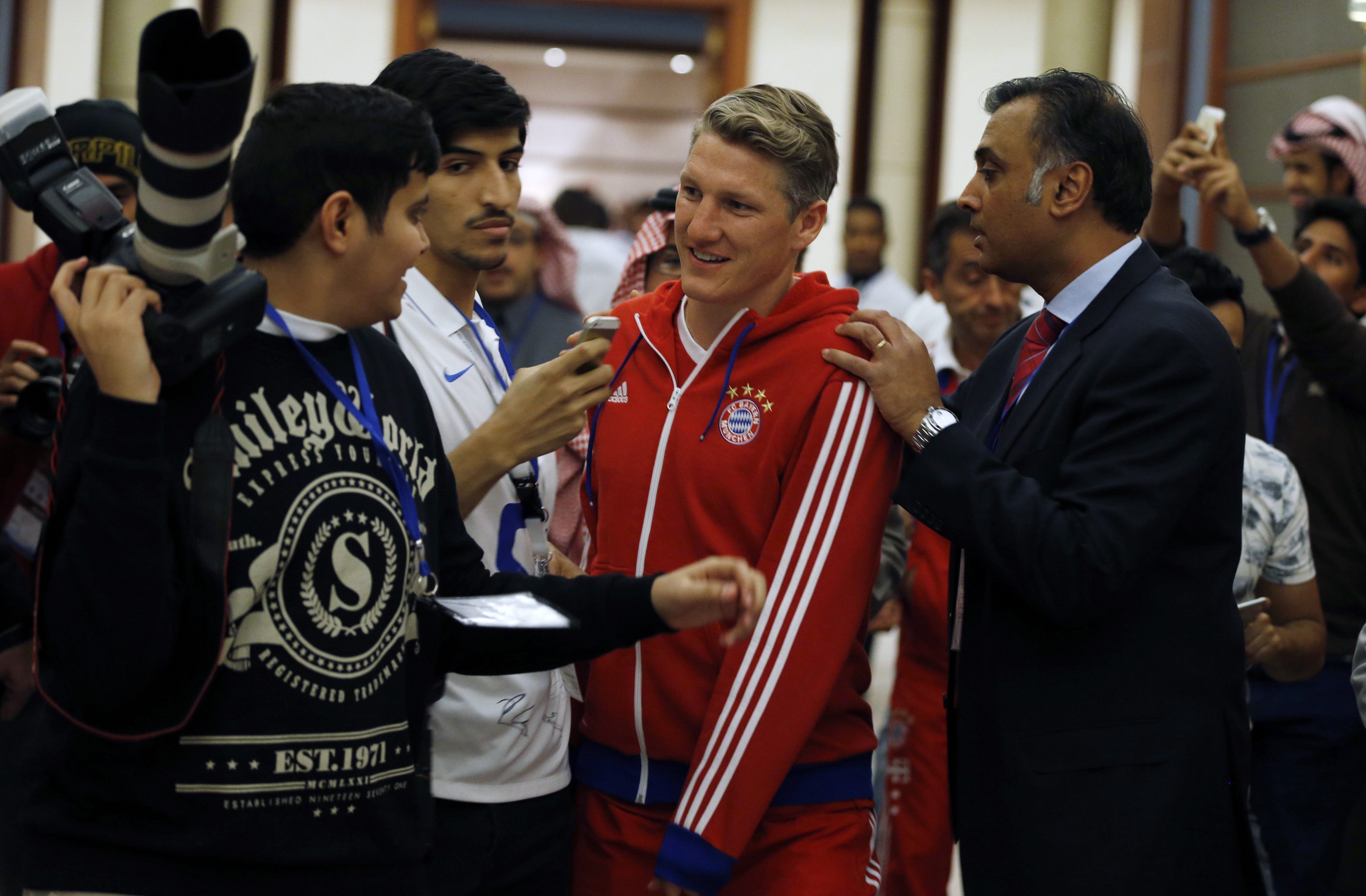 Bayern Munich's Bastian Schweinsteiger (C) arrives at a hotel in Riyadh January 17, 2015. REUTERS/Faisal AlNasser(SAUDI ARABIA - Tags: SPORT SOCCER)