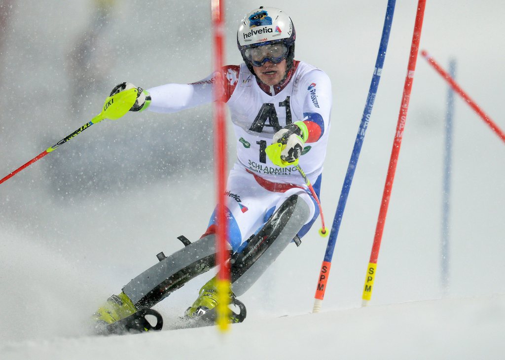 epa04589197 Daniel Yule of Switzerland clears a gate during his first run of the Men's Slalom race at the FIS Alpine Skiing World Cup in Schladming, Austria, 27 January 2015. EPA/ROLAND SCHLAGER