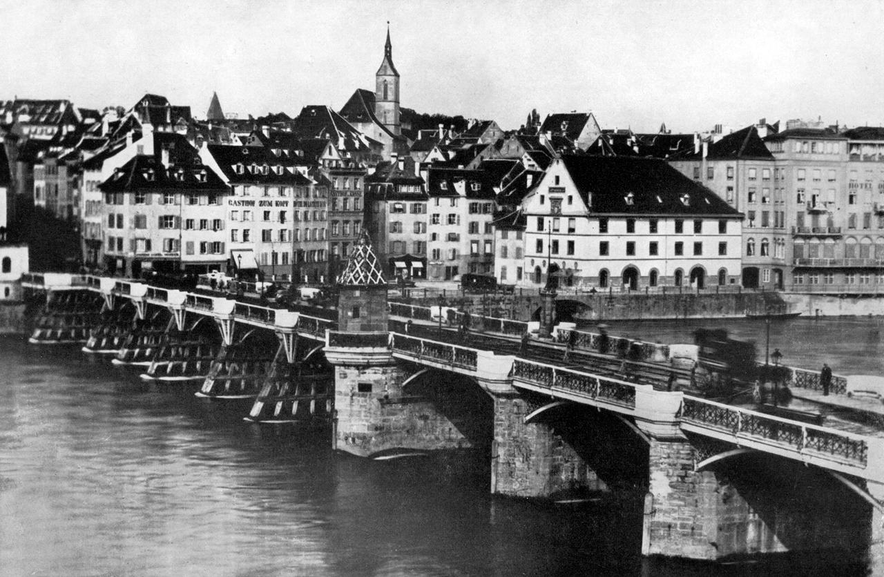 Im späten 19. Jahrhundert, als Teile der Mittleren Brücke noch aus Holz waren, führte ein kleiner Balkon rund um das Käppelijoch. Von dort stiess man die zum Tode verurteilten Frauen in den Rhein.