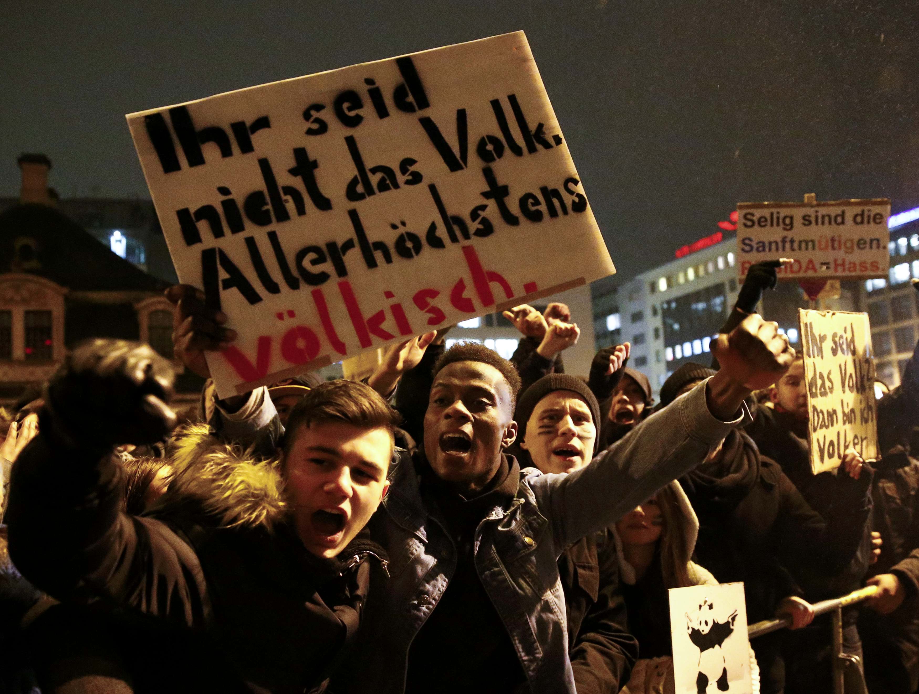 An Pegida-Aufmärschen überwiegen häufig die Gegendemonstranten, die wie hier in Frankfurt gegen rechte Ideologien auf die Strasse gehen.