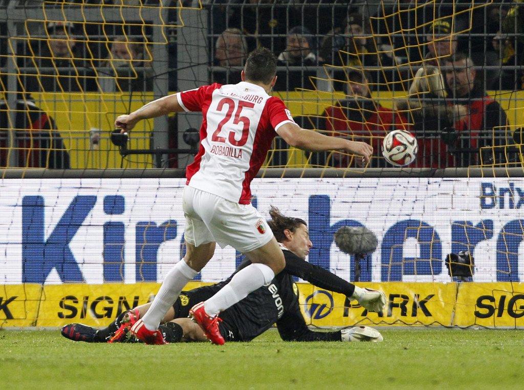 epa04603889 Augsburg's Raul Bobadilla scores the opening goal against goalie Roman Weidenfeller of Dortmund during German Bundesliga match Borussia Dortmund vs FC Augsburg in Dortmund, Germany, 04 February 2015...(EMBARGO CONDITIONS - ATTENTION - Due to the accreditation guidelines, the DFL only permits the publication and utilisation of up to 15 pictures per match on the internet and in online media during the match) EPA/ROLAND WEIHRAUCH