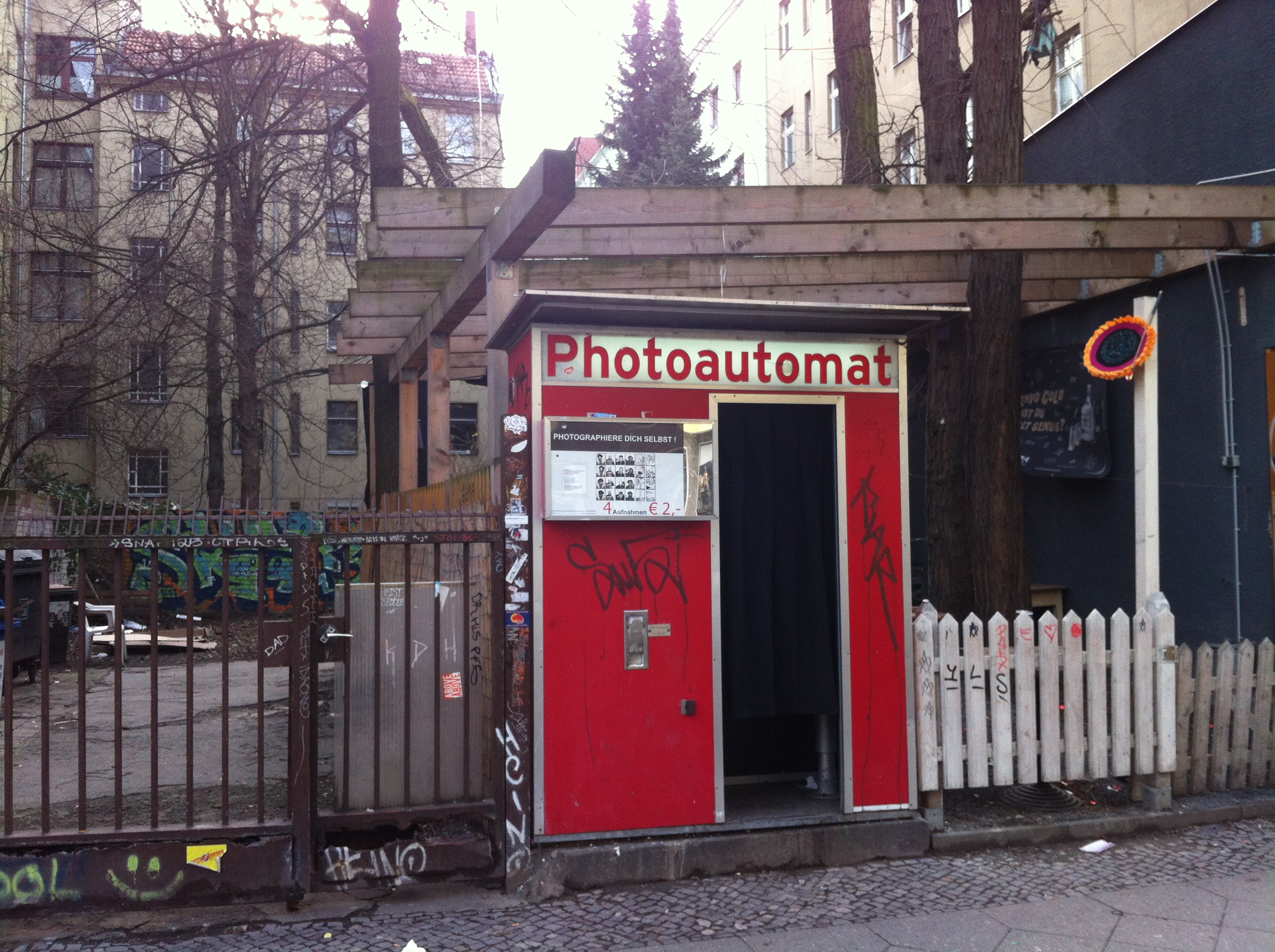 Am Fotoautomaten kann man für ein paar Euros alte Passfoto-Zeiten aufleben lassen.