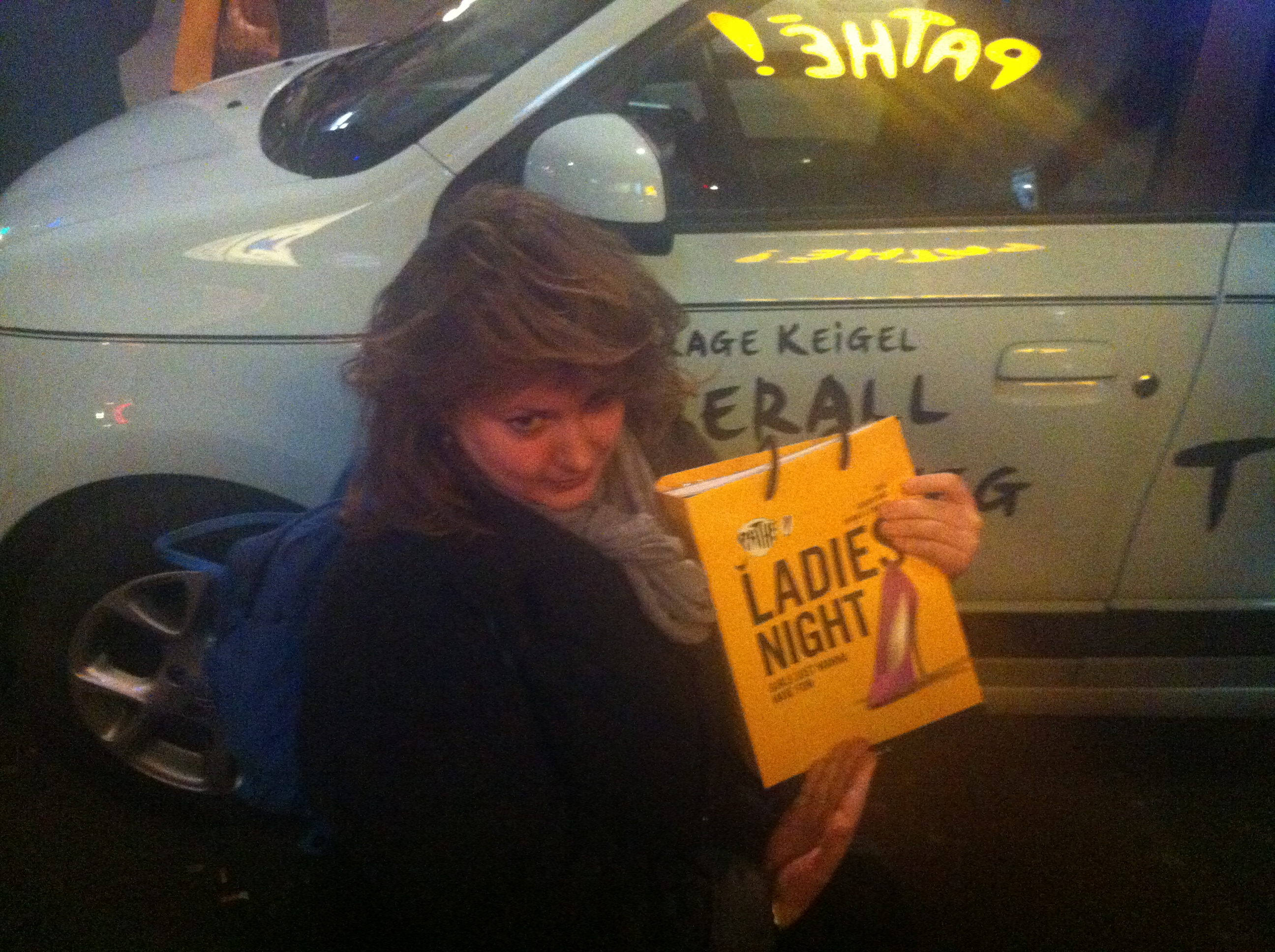 Veranstaltung toll, Film kacke: Besucherin mit Goodie-Bag vor Werbe-Twingo.