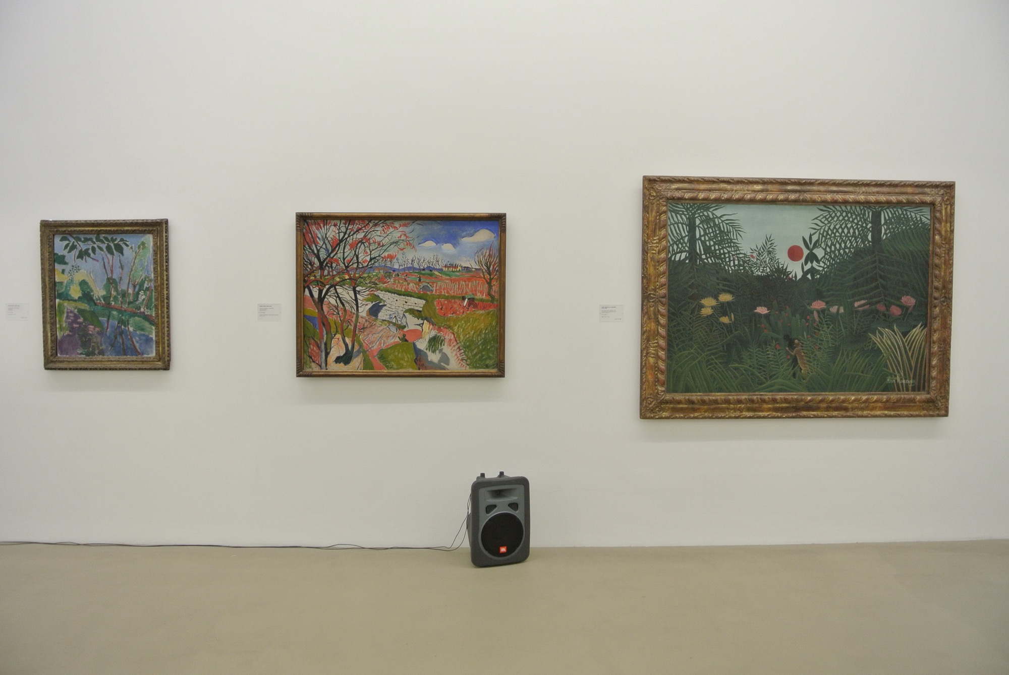 Drei unterschiedliche Naturbilder: André Derains «Les vignes au printemps» zwischen Henri Matisses «La Berge» und Henri Rousseaus «Forêt vierge au soleil couchant», entstanden zwischen 1904 und 1910