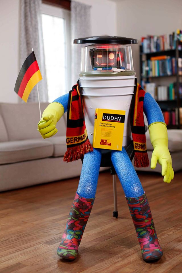 Musste für seinen jüngsten Trip erst einmal Deutsch lernen: der trampende Roboter Hitchbot.