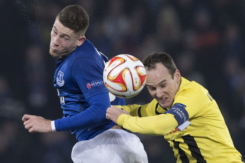 YB's Steve Von Bergen, right, fights for the ball with Everton's Ross Barkley, left, during the UEFA Europa League round of 32 soccer match between Switzerland's Young Boys Bern and England's FC Everton at the Stade de Suisse stadium in Bern, Switzerland, Thursday, February 19, 2015. (KEYSTONE/Marcel Bieri)
