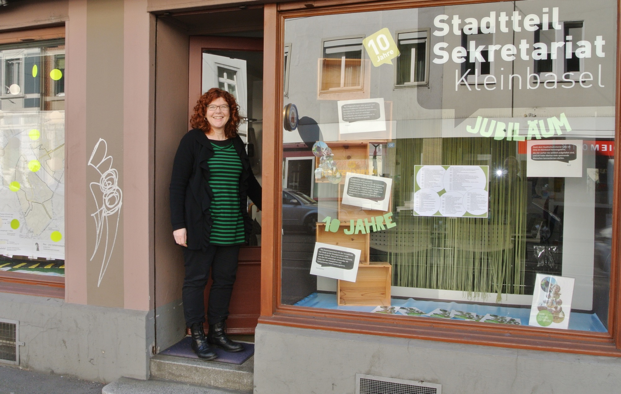 «Miss Kleinbasel» Theres Wernli vor dem Stadtteilsekretariat Kleinbasel, das in diesem Jahr den zehnten Geburtstag feiert.