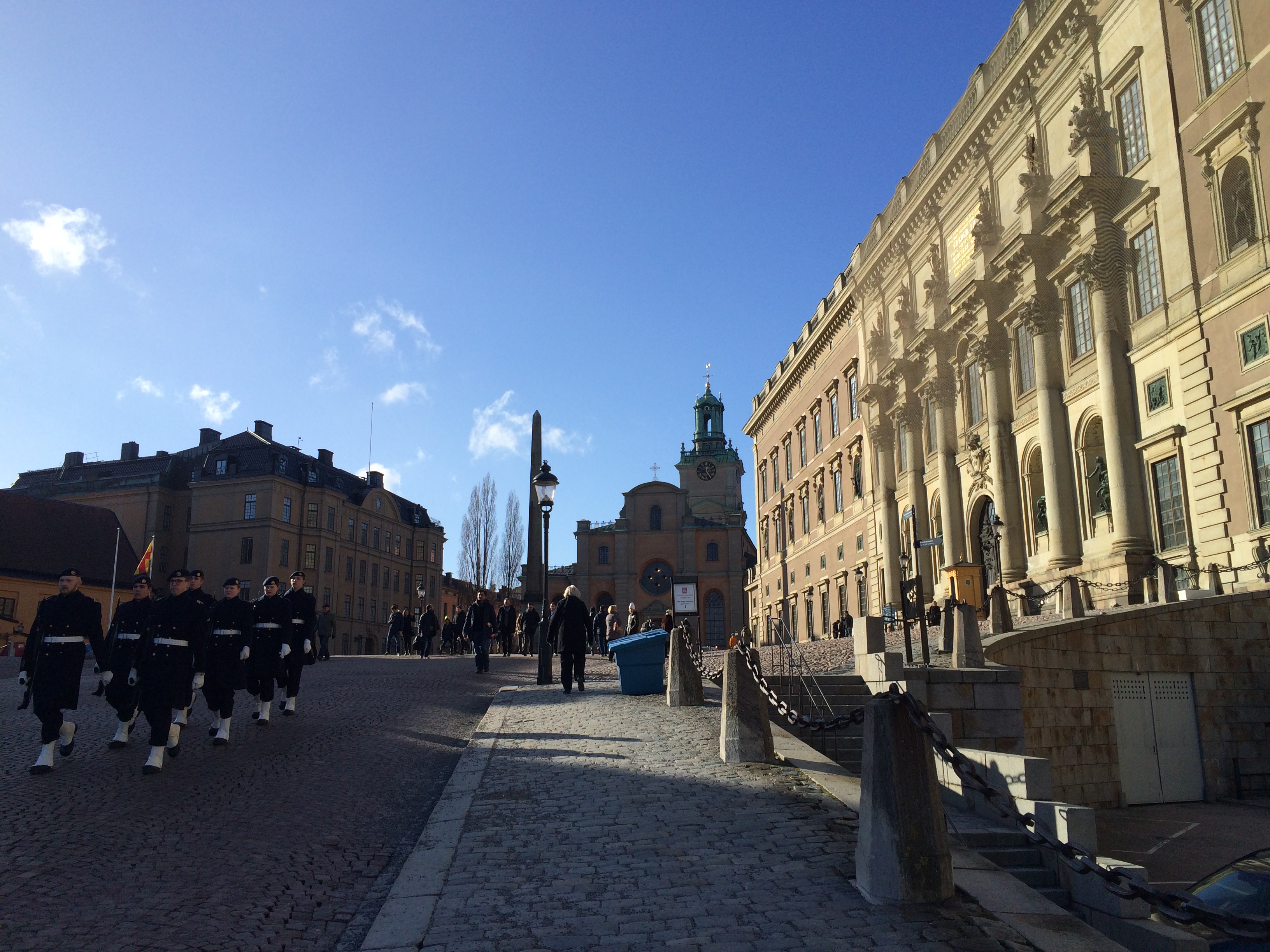 Das Stockholmer Schloss im besten Licht – und mit einer paradierenden Wache.