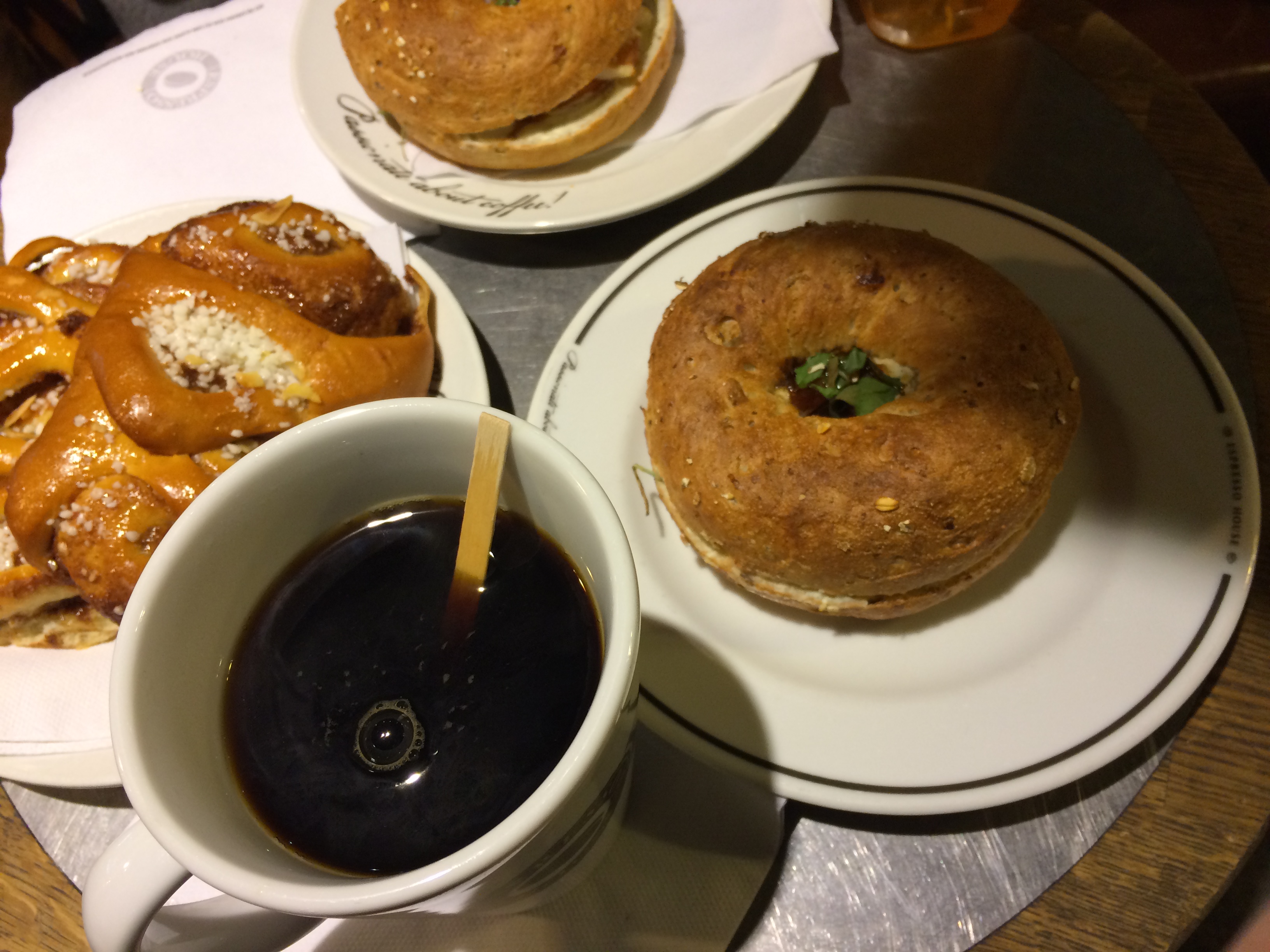 Die Schweden haben eine Vorliebe für Filterkaffee, aber der süsse Kannelbullar (links) machts wieder wett.