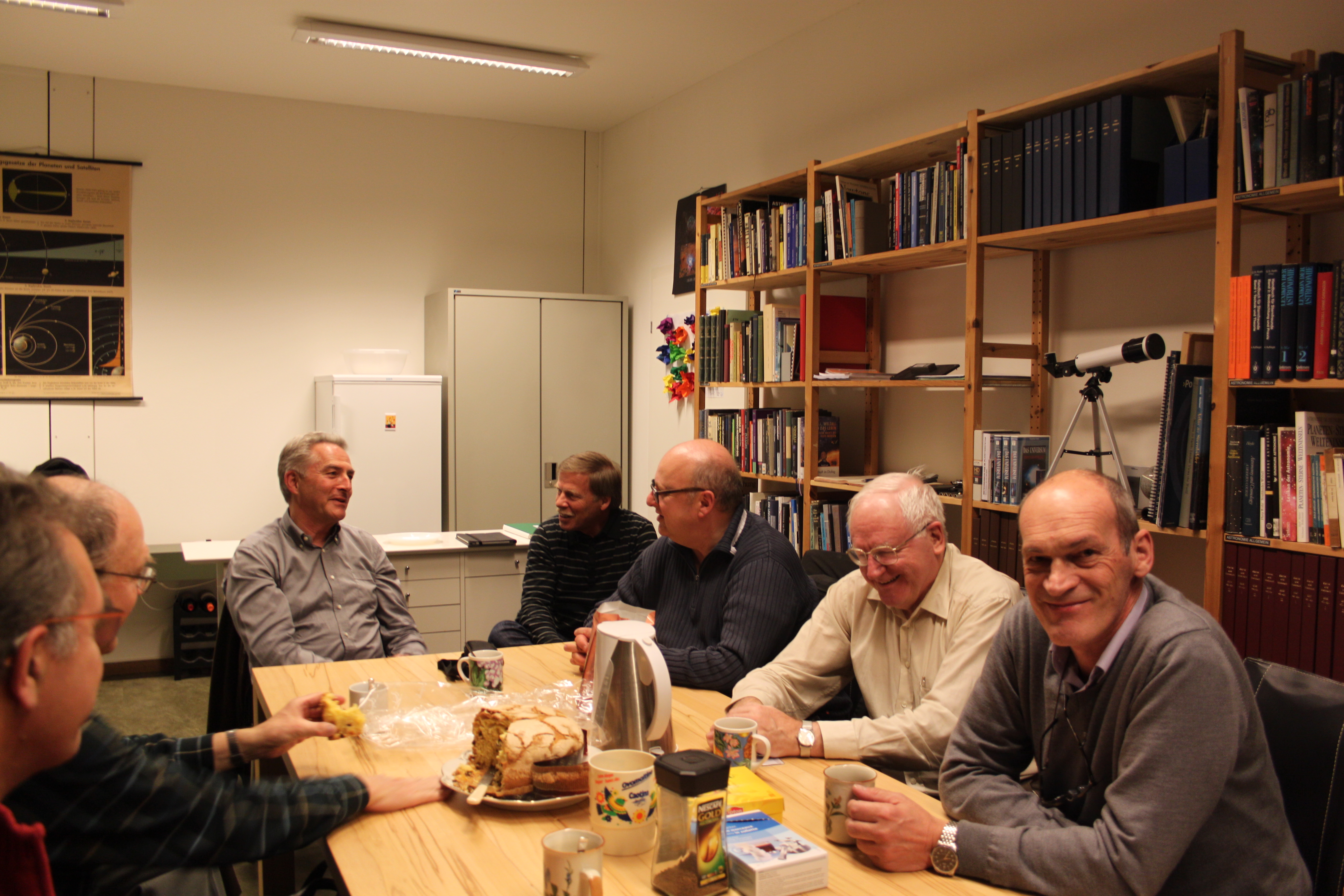 Sterne gucken oder Kaffeetrinken: ein Teil des astronomischen Vereins Basel beim freitäglichen Treffen.