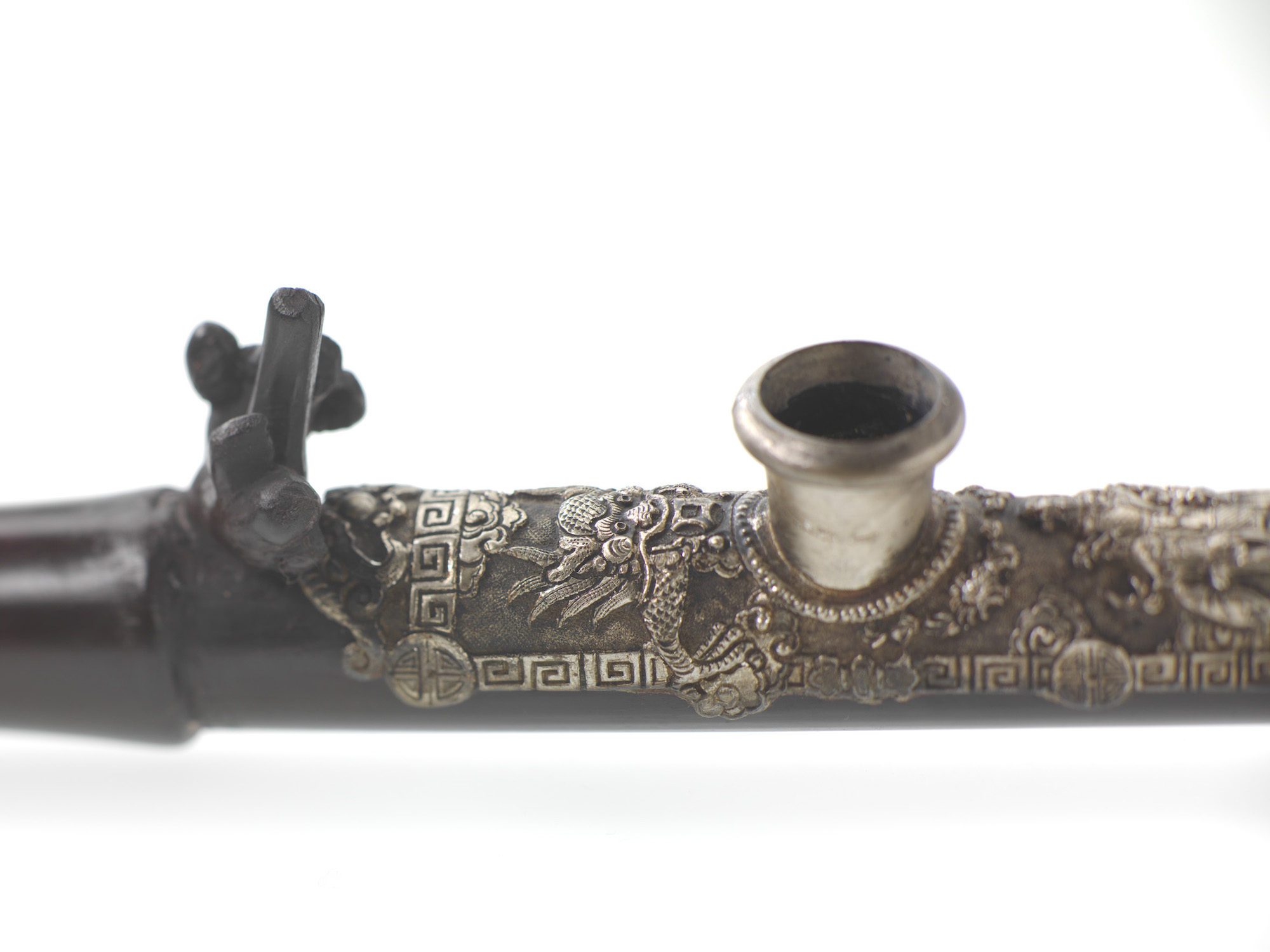 Detail einer kunstvoll verzierten Opiumpfeife