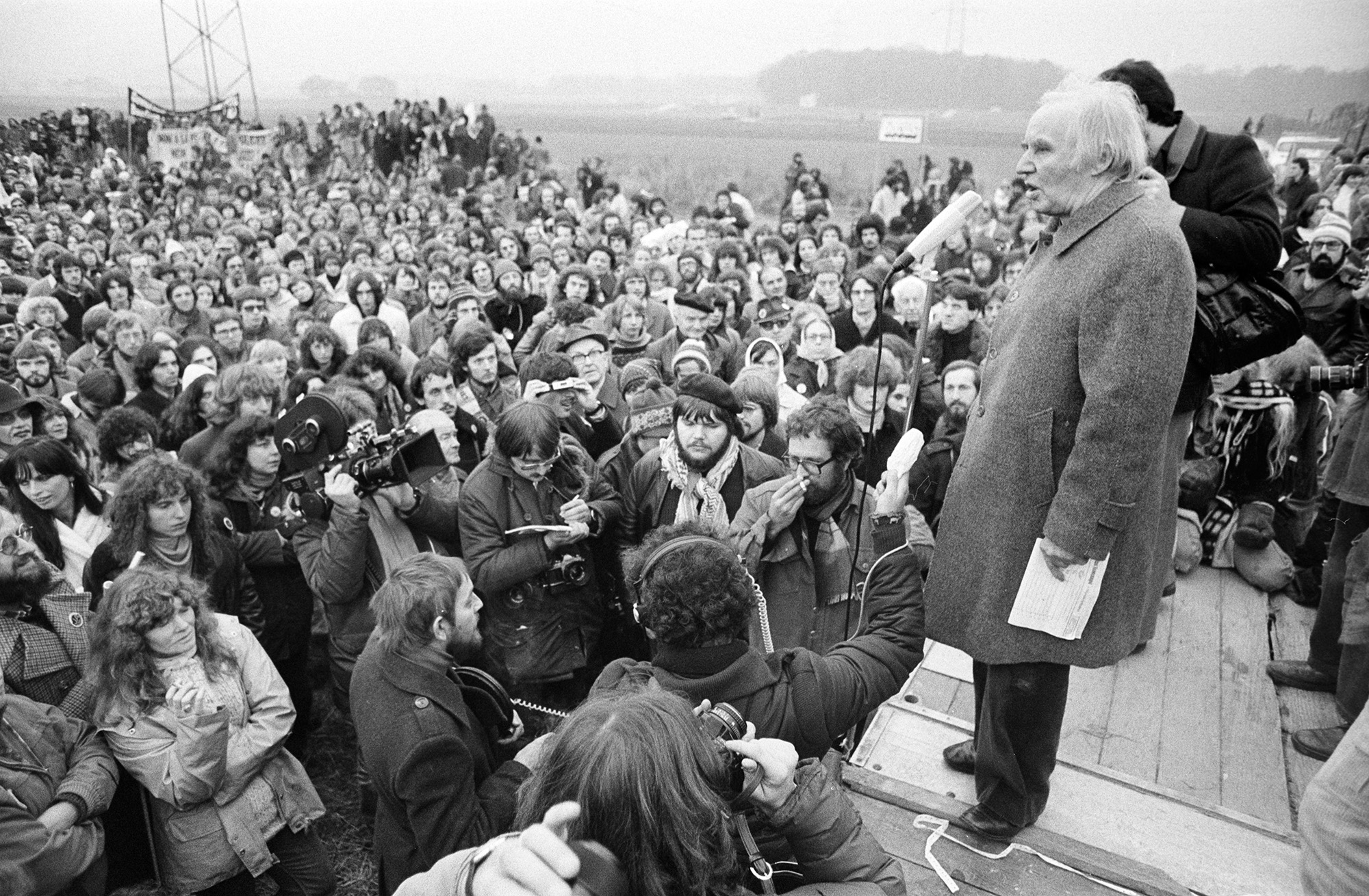 Robert Jungk bei der Demo gegen die Inbetriebnahme des AKW Gösgen am 12. November 1978.