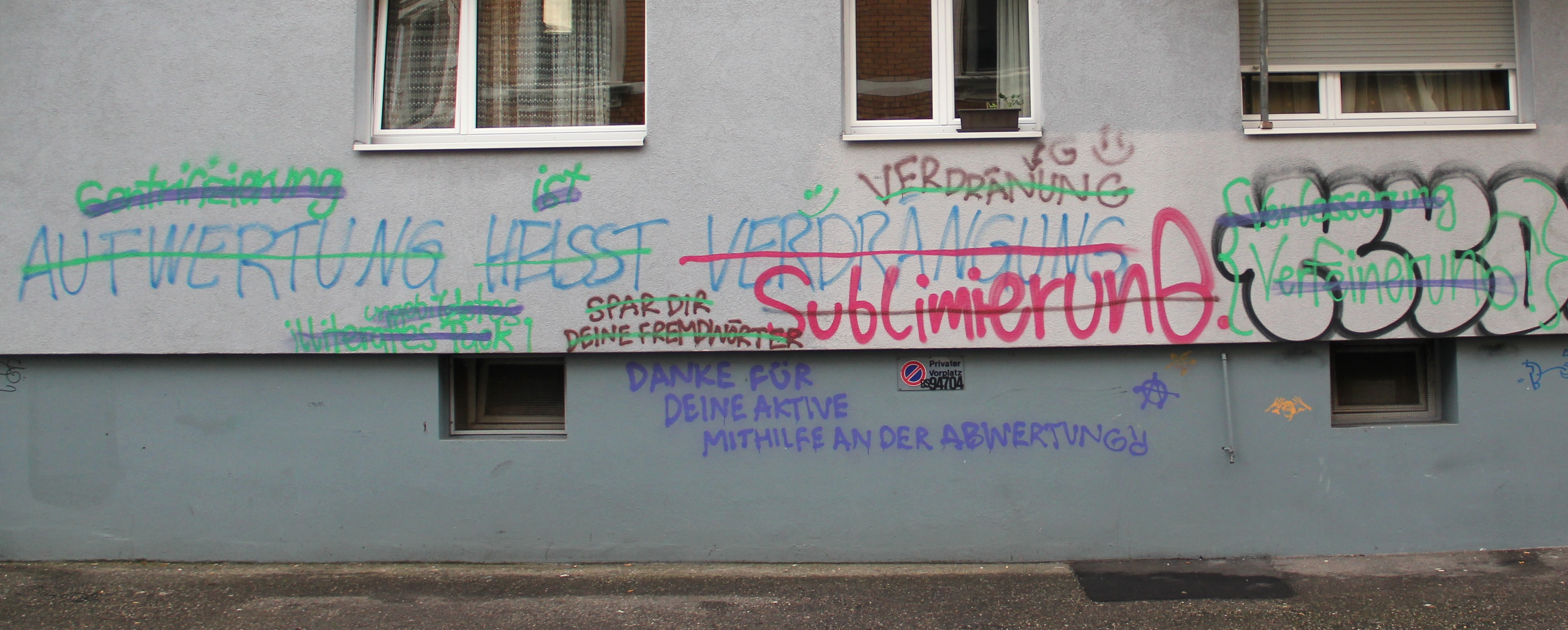 Sprayer, die sich um Begrifflichkeiten streiten: Der regen Diskussion an der Lothringerstrasse wurde kürzlich ein Ende gesetzt.