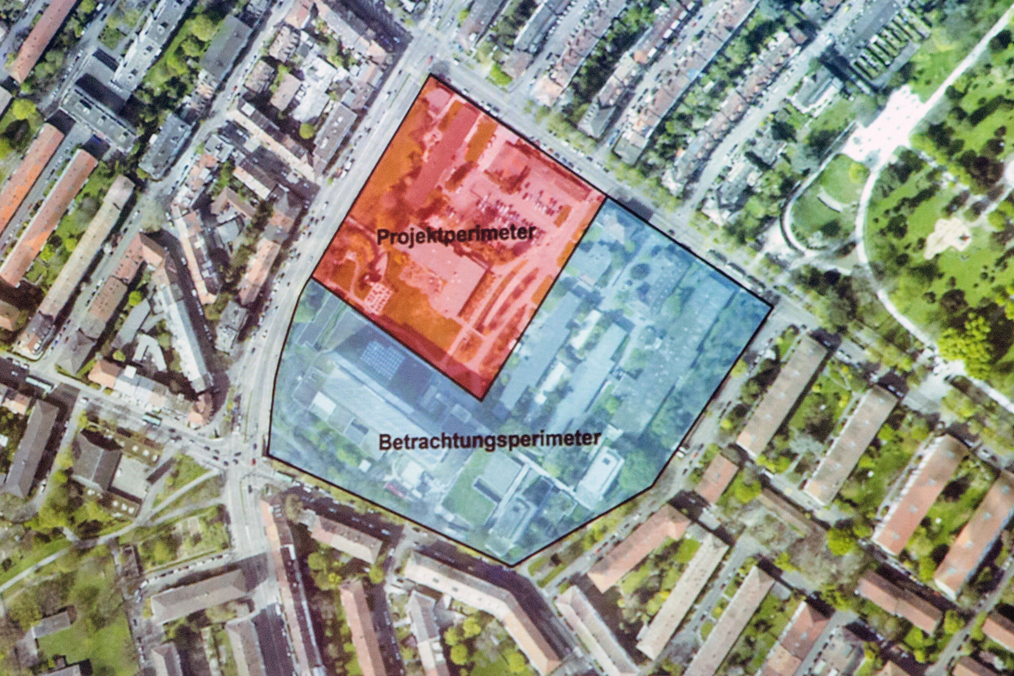 Im roten Quadrat wird der Neubau des Spitals gebaut. Auf der blauen Fläche sollen bis zu 550 neue Wohnungen entstehen, das grosse Gebäude süd-westlich wird abgerissen.