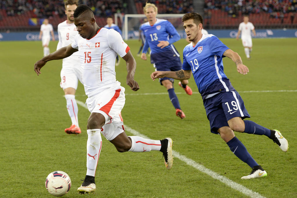 Switzerland's Breel Embolo, left, fights for the ball with USA's Michael Orozco, right, during the international friendly soccer match between Switzerland and the USA at the Letzigrund stadium in Zuerich, Switzerland, on Tuesday, March 31, 2015. (KEYSTONE/Walter Bieri)