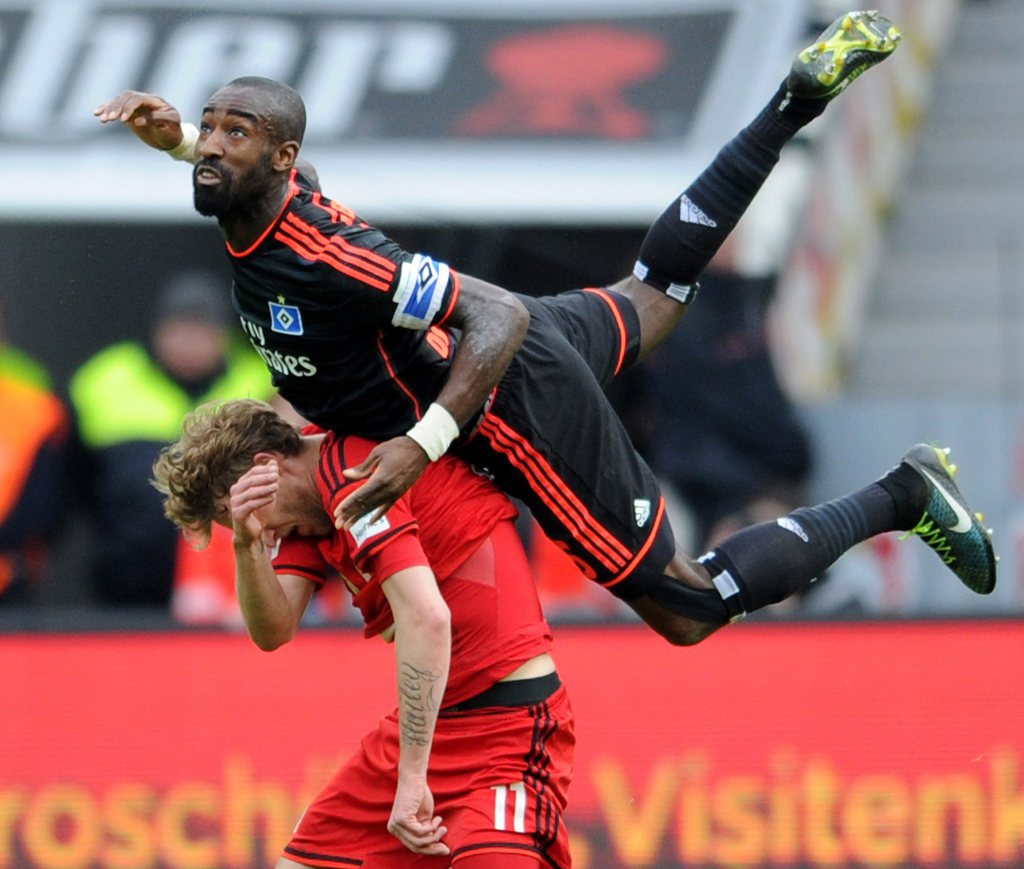 epa04691956 Leverkusen's Stefan Kiessling and Hamburg's Johan Djourou (oben) compete for the ball during the German Bundesliga soccer match between Bayer Leverkusen and Hamburger SV at the BayArena in Leverkusen, Germany, 4 April 2015.....(EMBARGO CONDITIONS - ATTENTION: Due to the accreditation guidelines, the DFL only permits the publication and utilisation of up to 15 pictures per match on the internet and in online media during the match.) EPA/Caroline Seidel EPA/Caroline Seidel EPA/Caroline Seidel