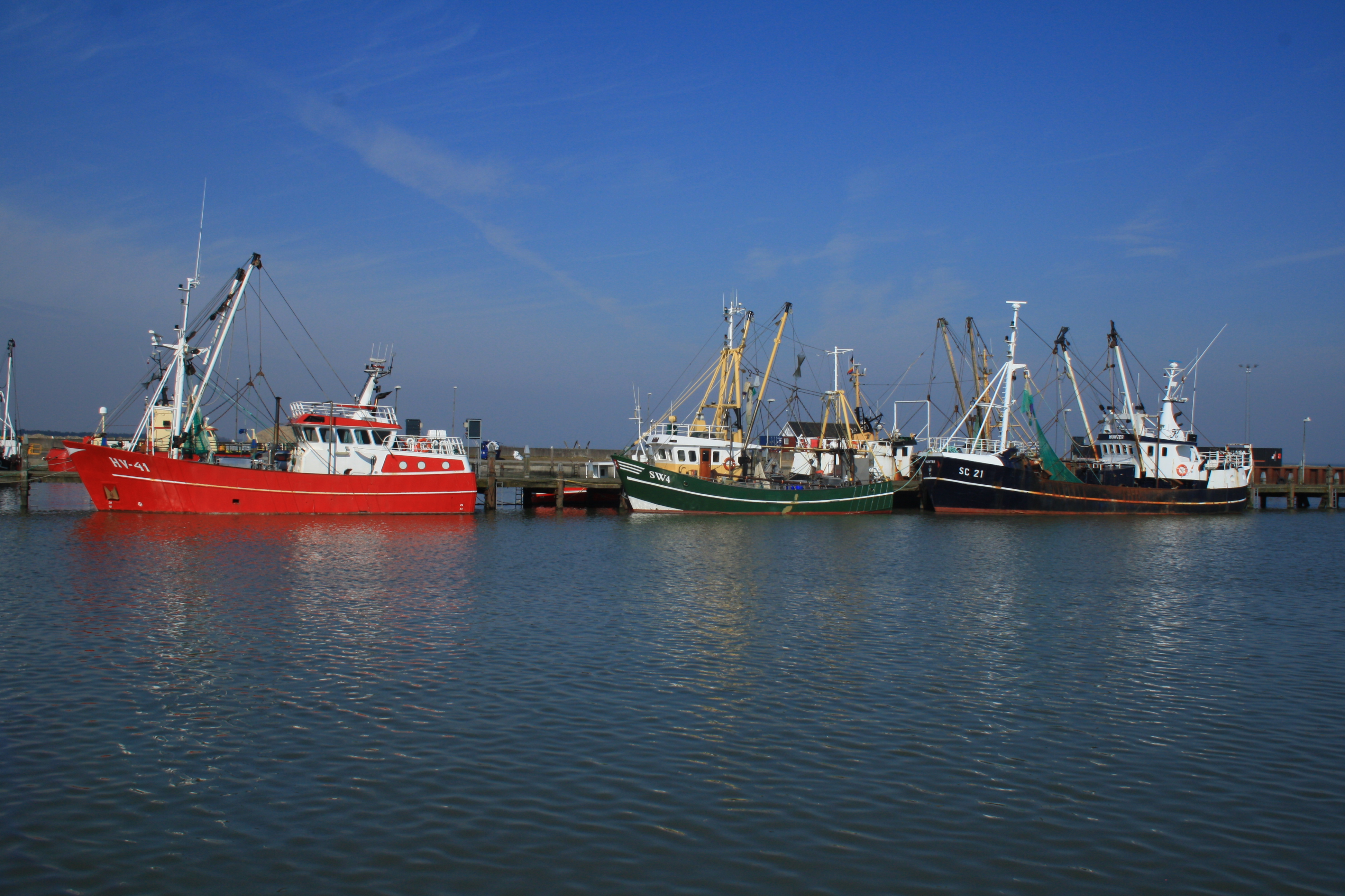 Alle vor Anker: Die letzten drei Schiffe der Krabbenfischer im Hafen. Der Bau des Windparks in der Nordsee wird vorangetrieben.
