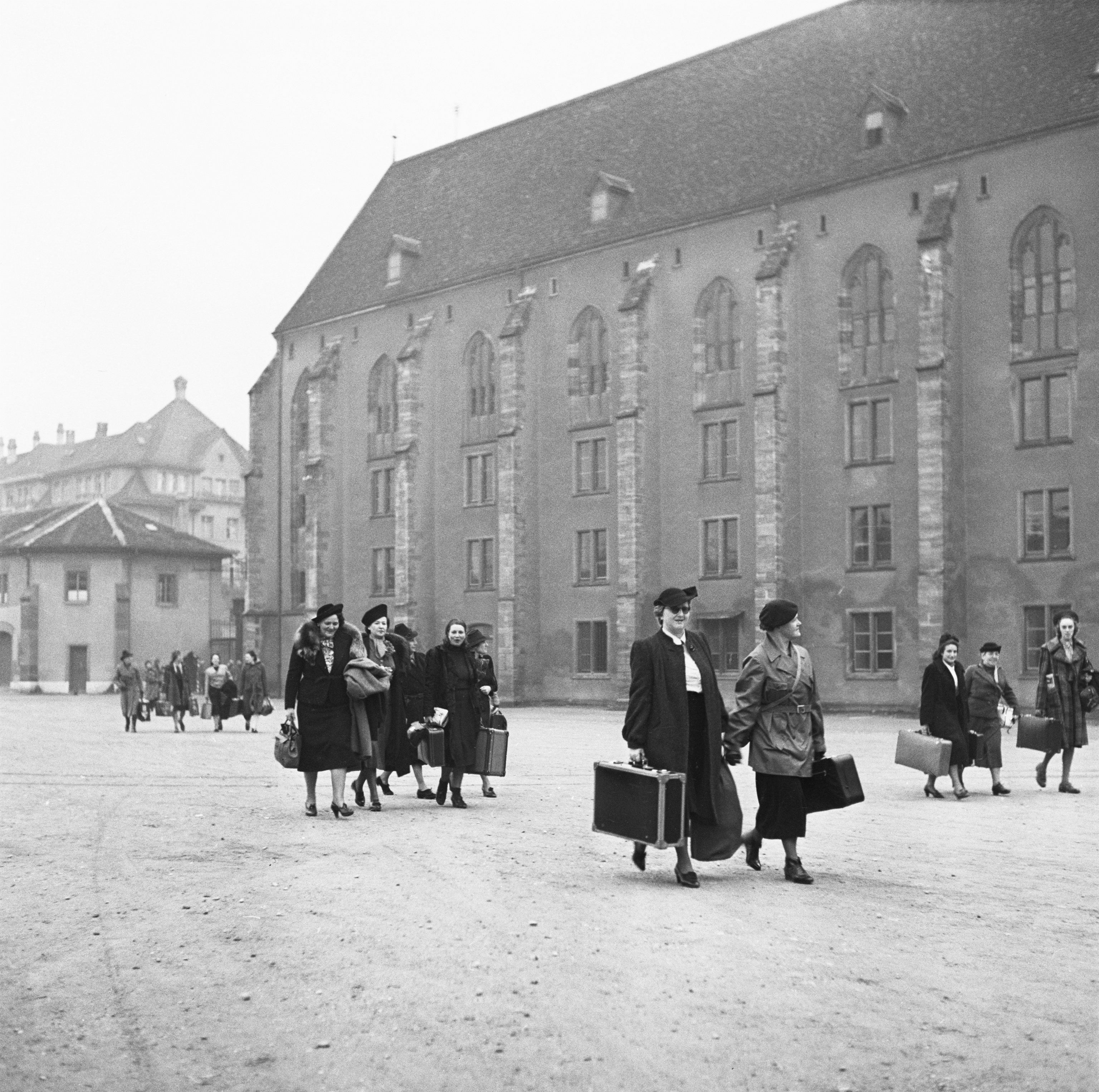 Am 26. November 1939 beginnt in Basel unter der Leitung von Oberfeldarzt und Rotkreuzchefarzt Denzler für 350 Frauen aus der ganzen Schweiz ein zehntägiger Sanitätskurs der Schweizer Armee zur Bildung einer Frauen-Sanitätskolonne. Frauen treffen mit ihrem Gepäck auf dem Kaserenplatz Basel ein.